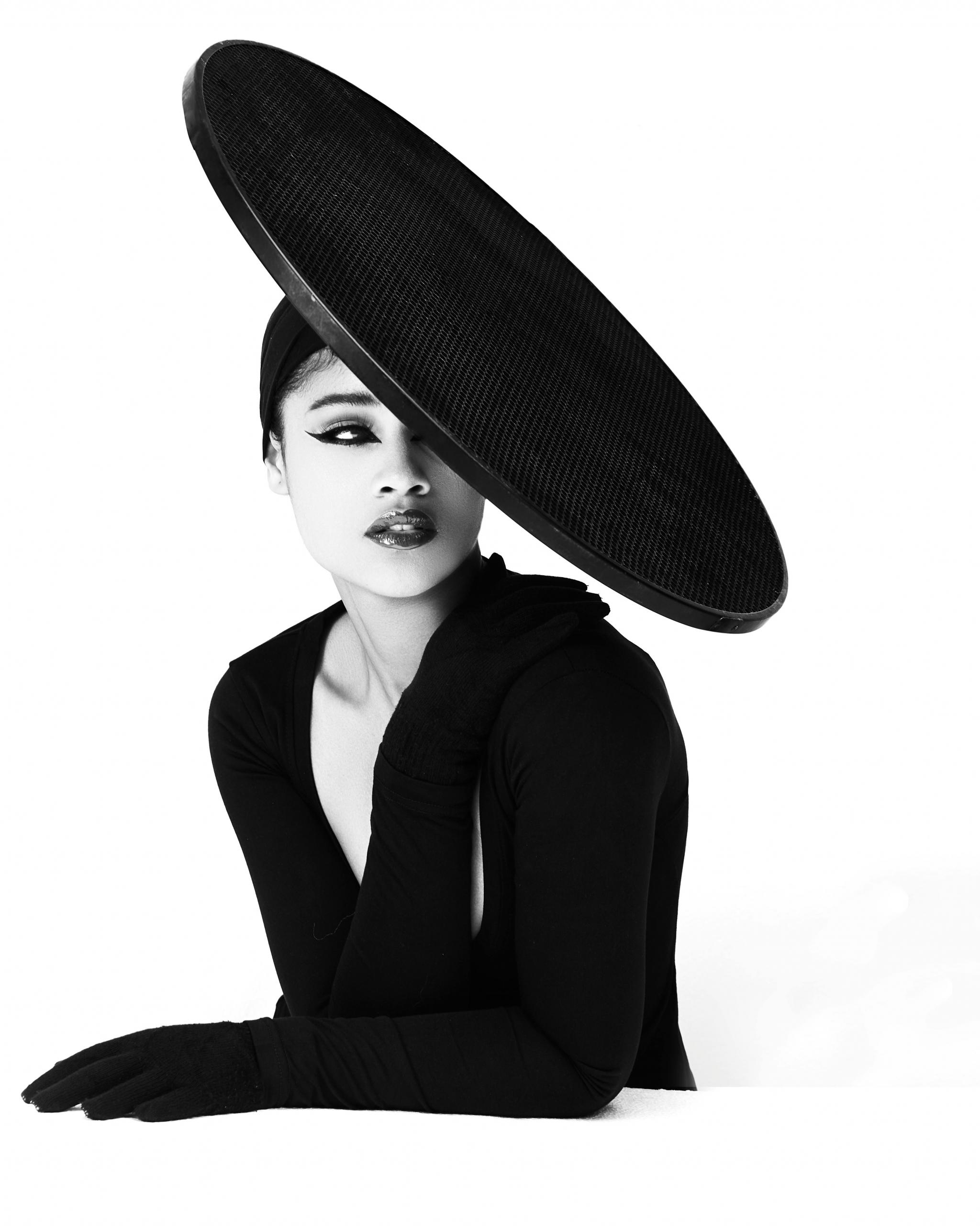 mulher com chapéu preto grande