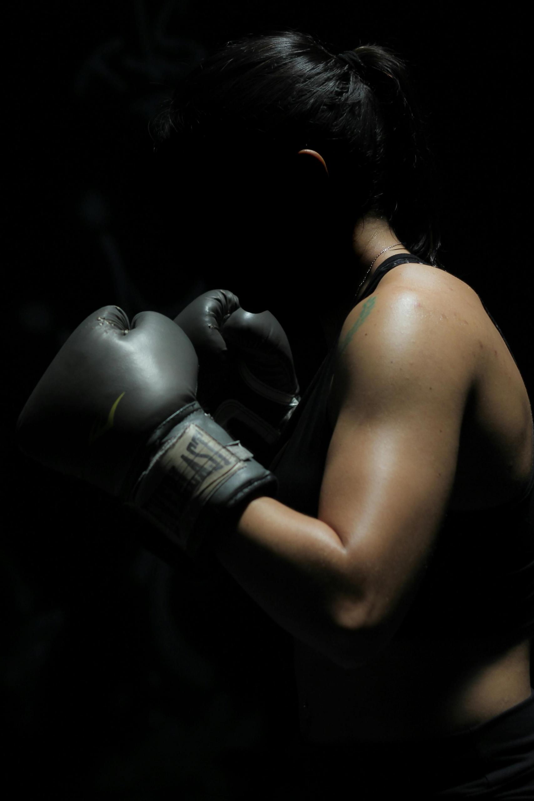 pugilista com luvas pretas