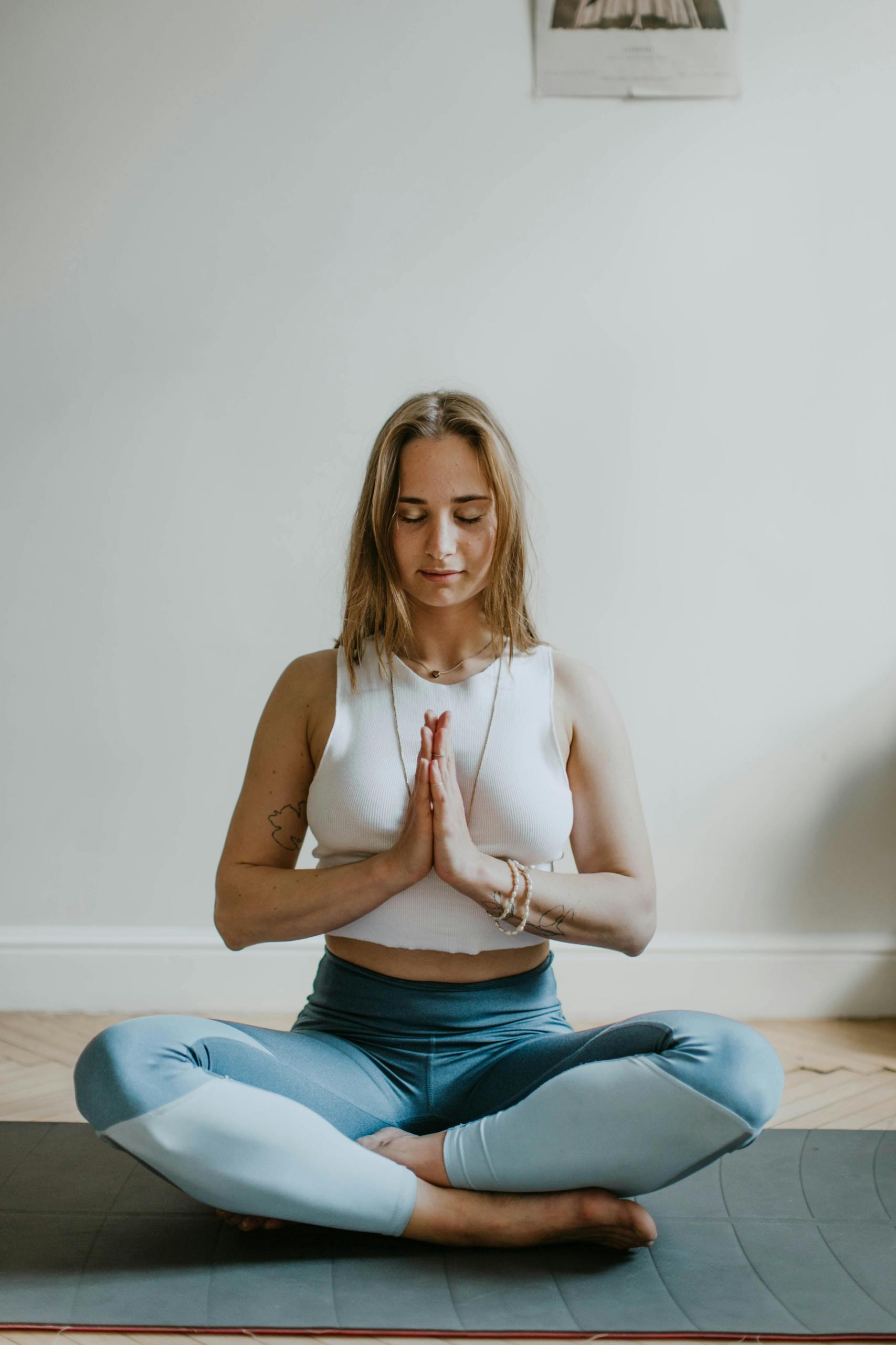 mulher a meditar de pernas cruzadas