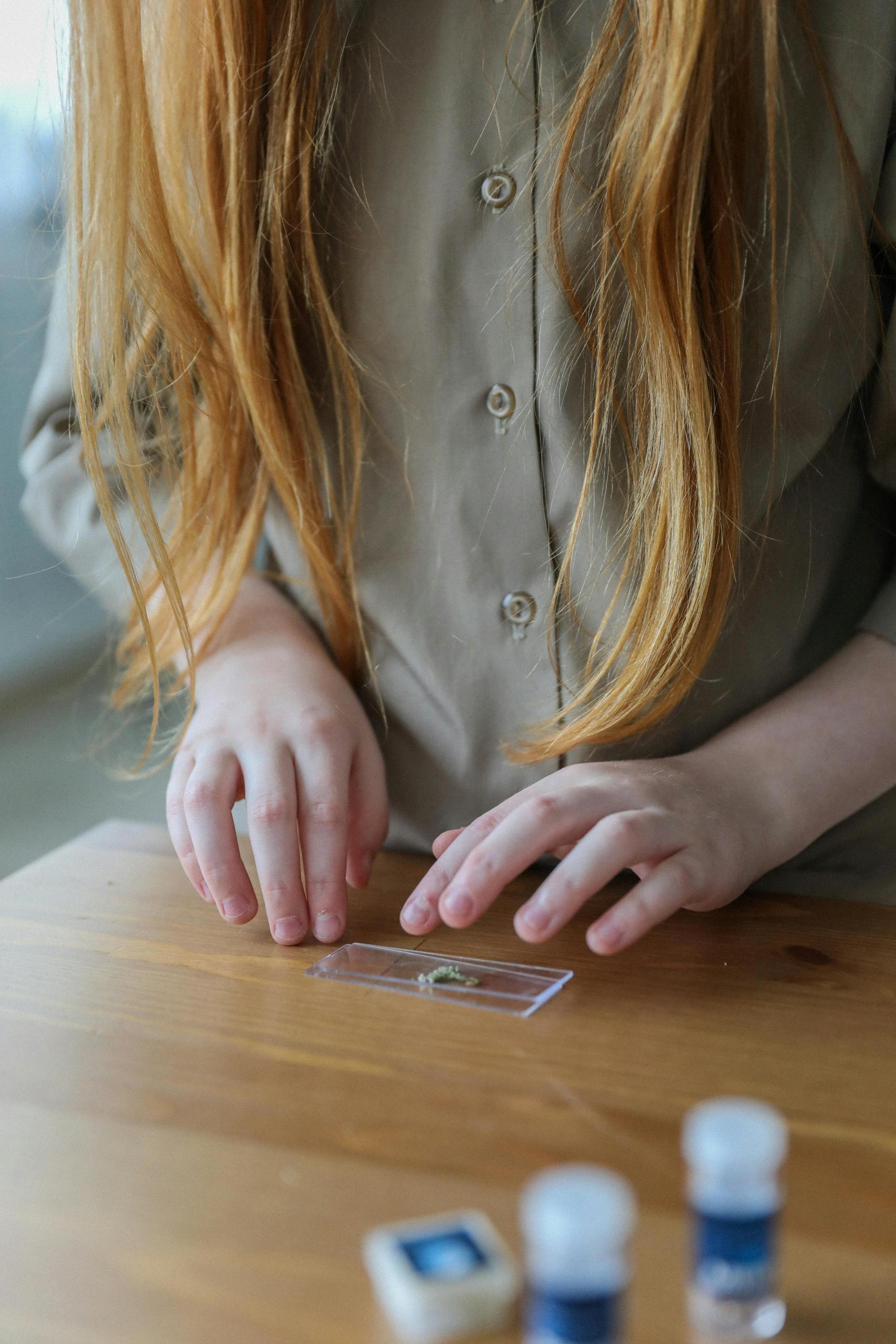 pessoa a mexer em duas placas de vidro