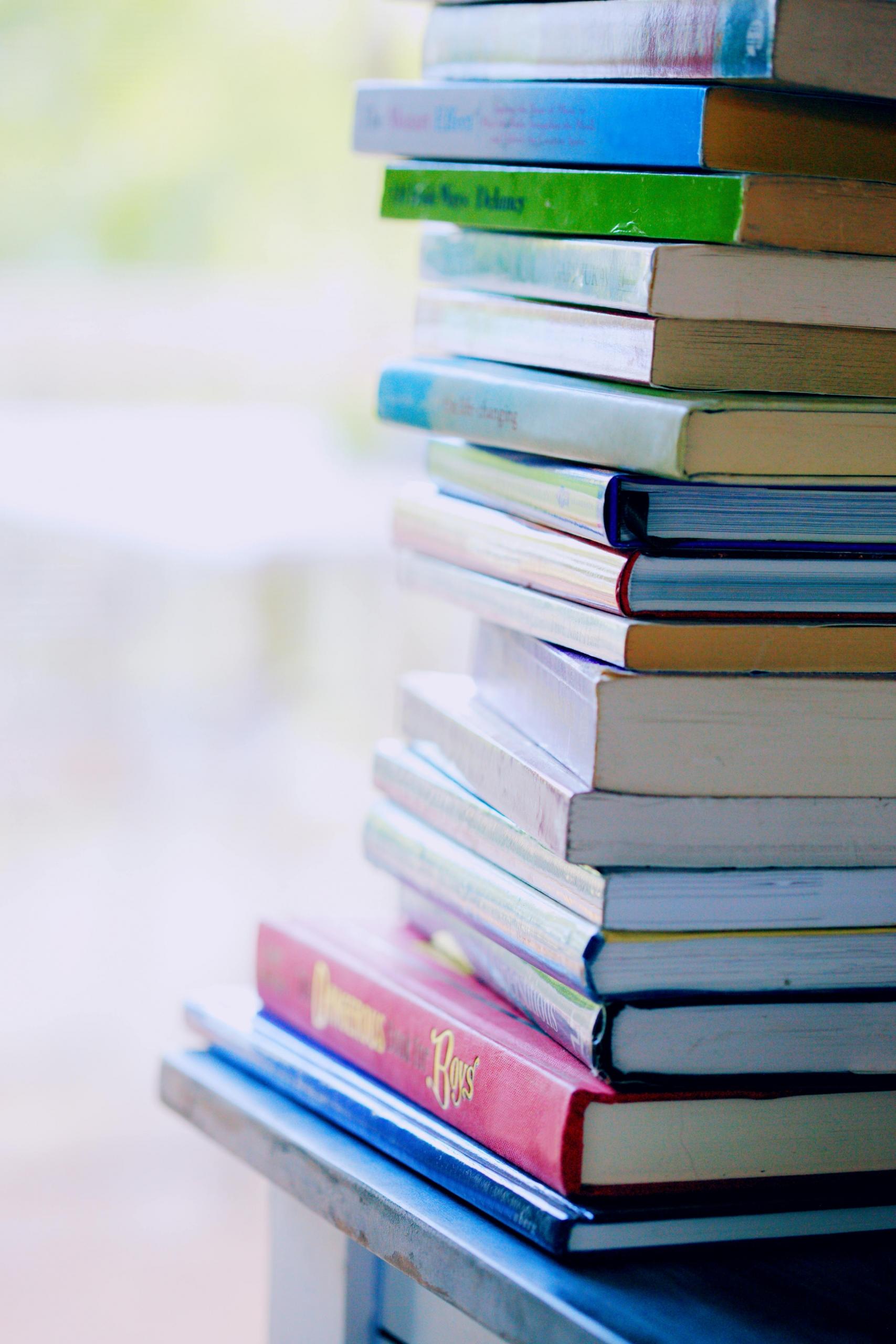 pilha de livros uns em cima dos outros