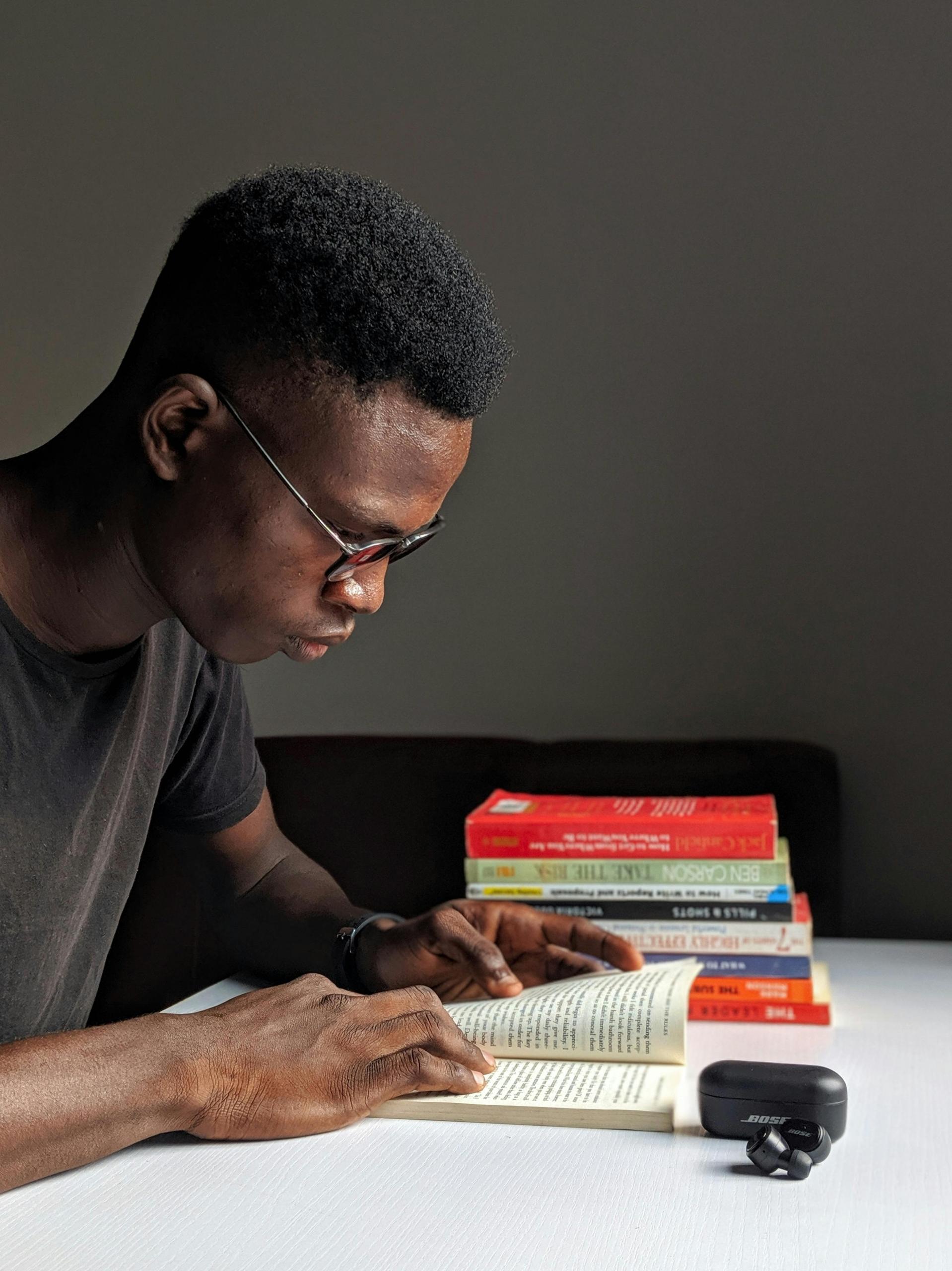 aluno a estudar com vários livros