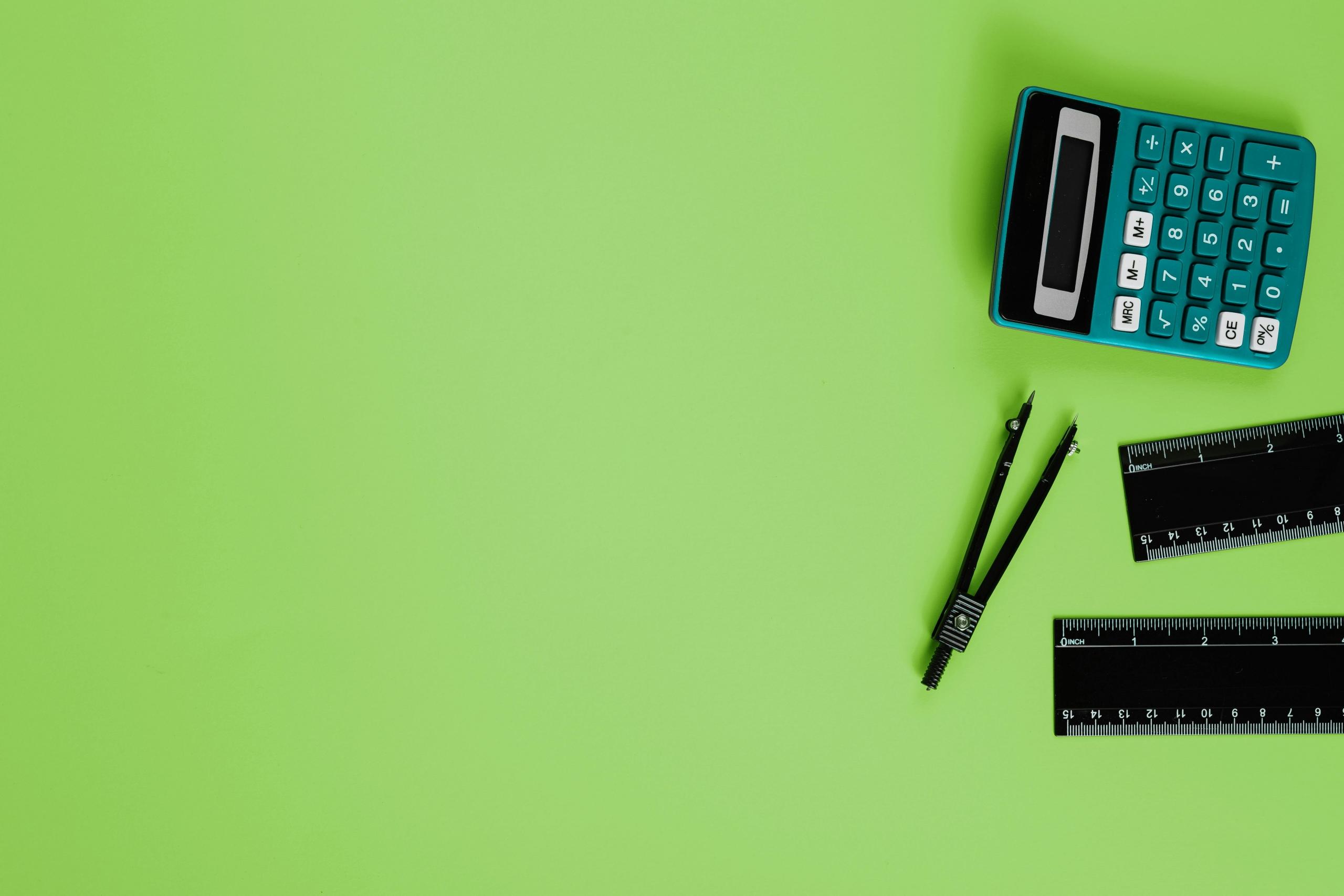 fundo verde com materiais de desenho