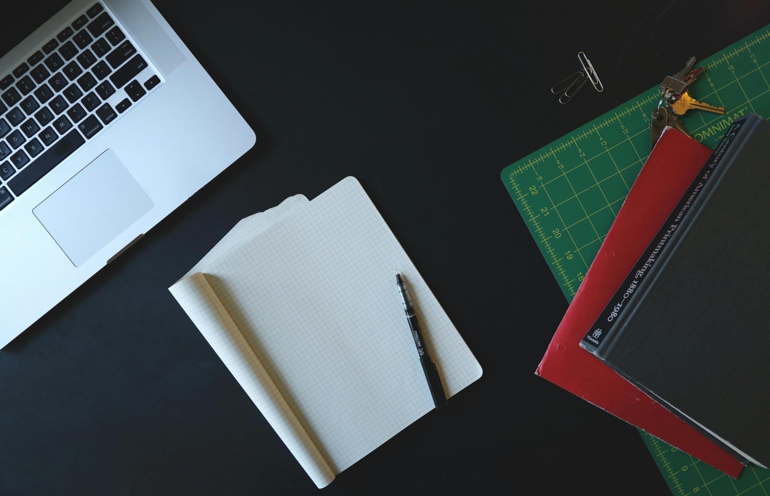 folhas, caderno e material de trabalho