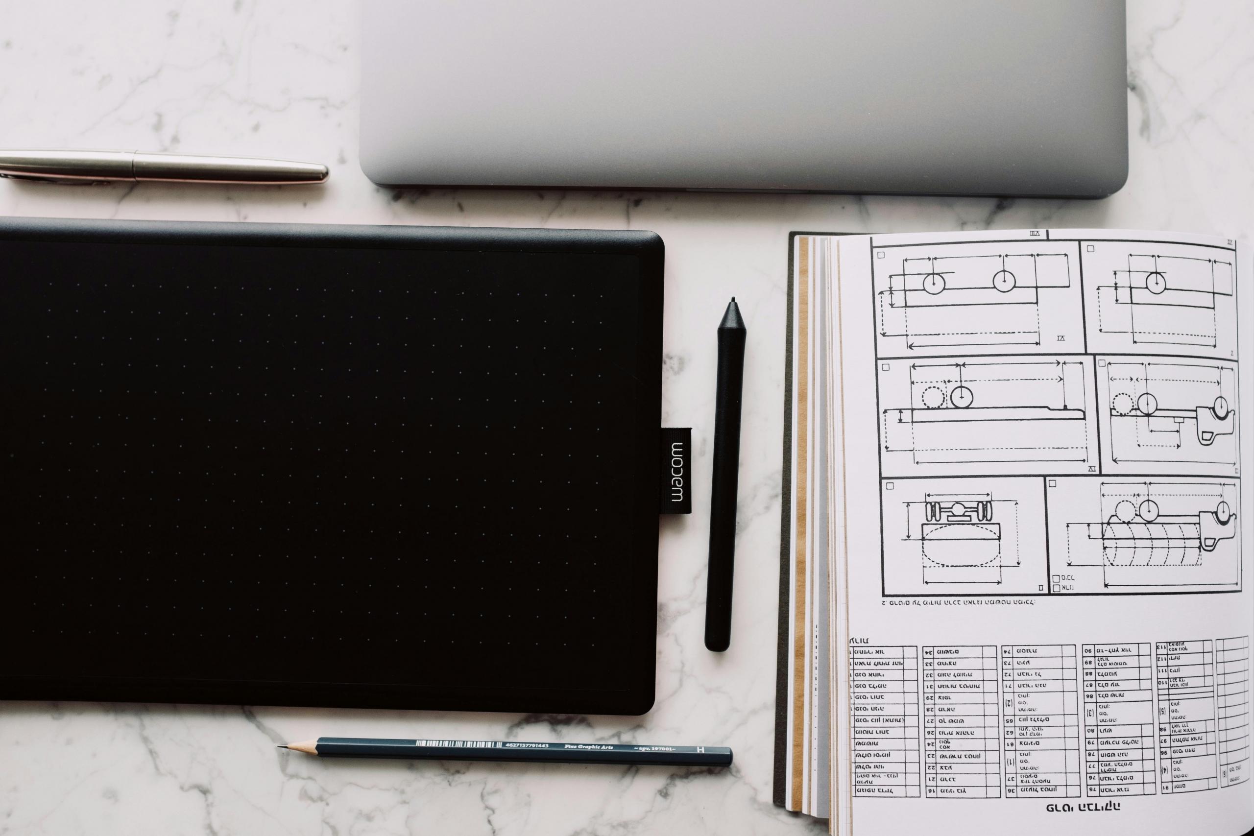 tablet e caderno de desenho