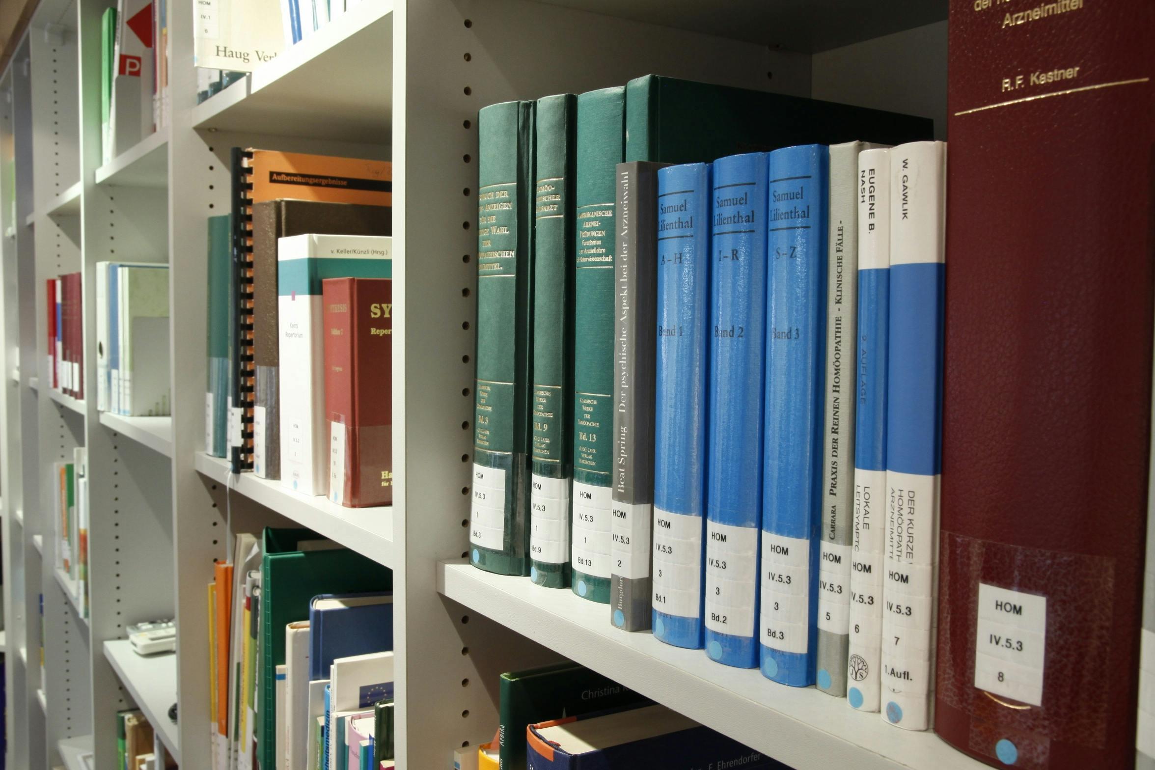 conjunto de livros num armário