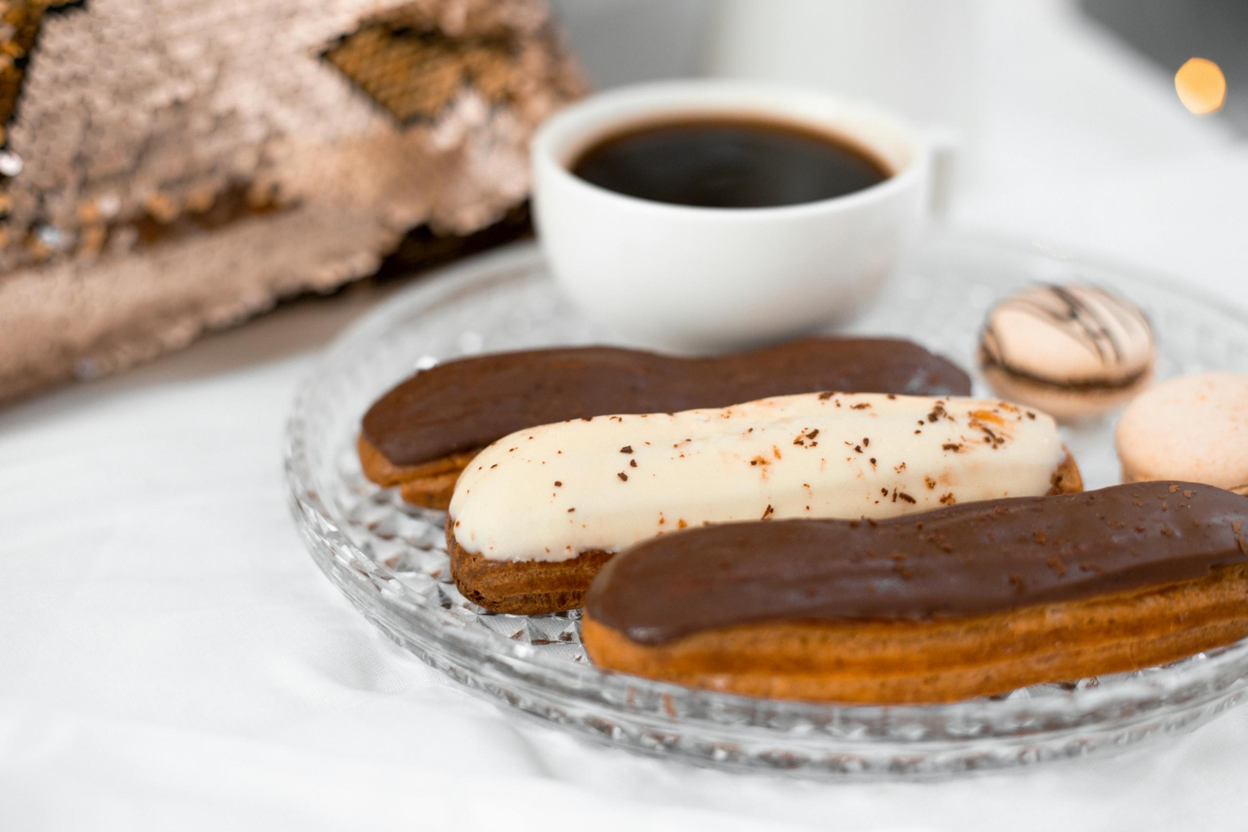 prato com eclairs