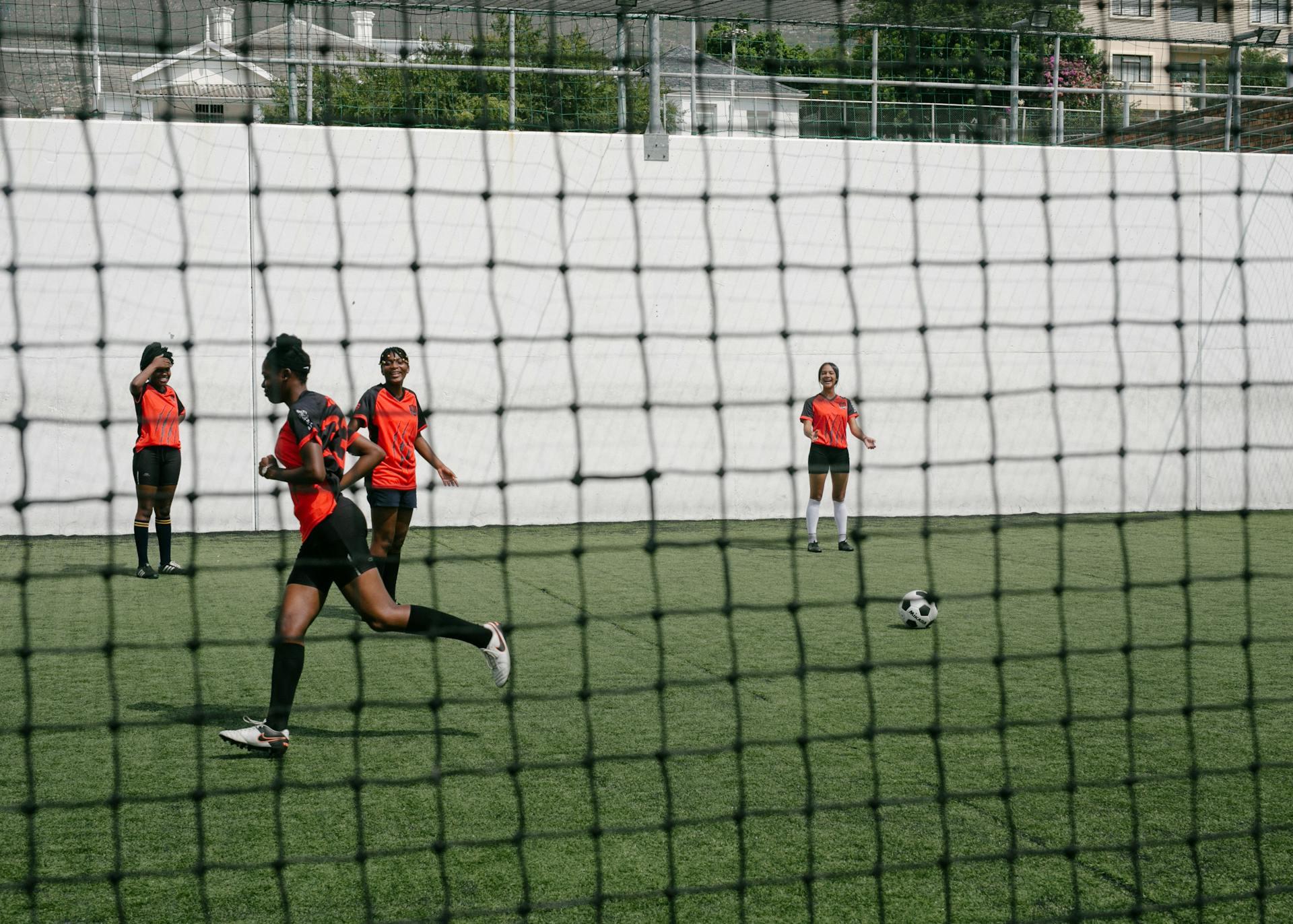 jogadoras em campo com bola