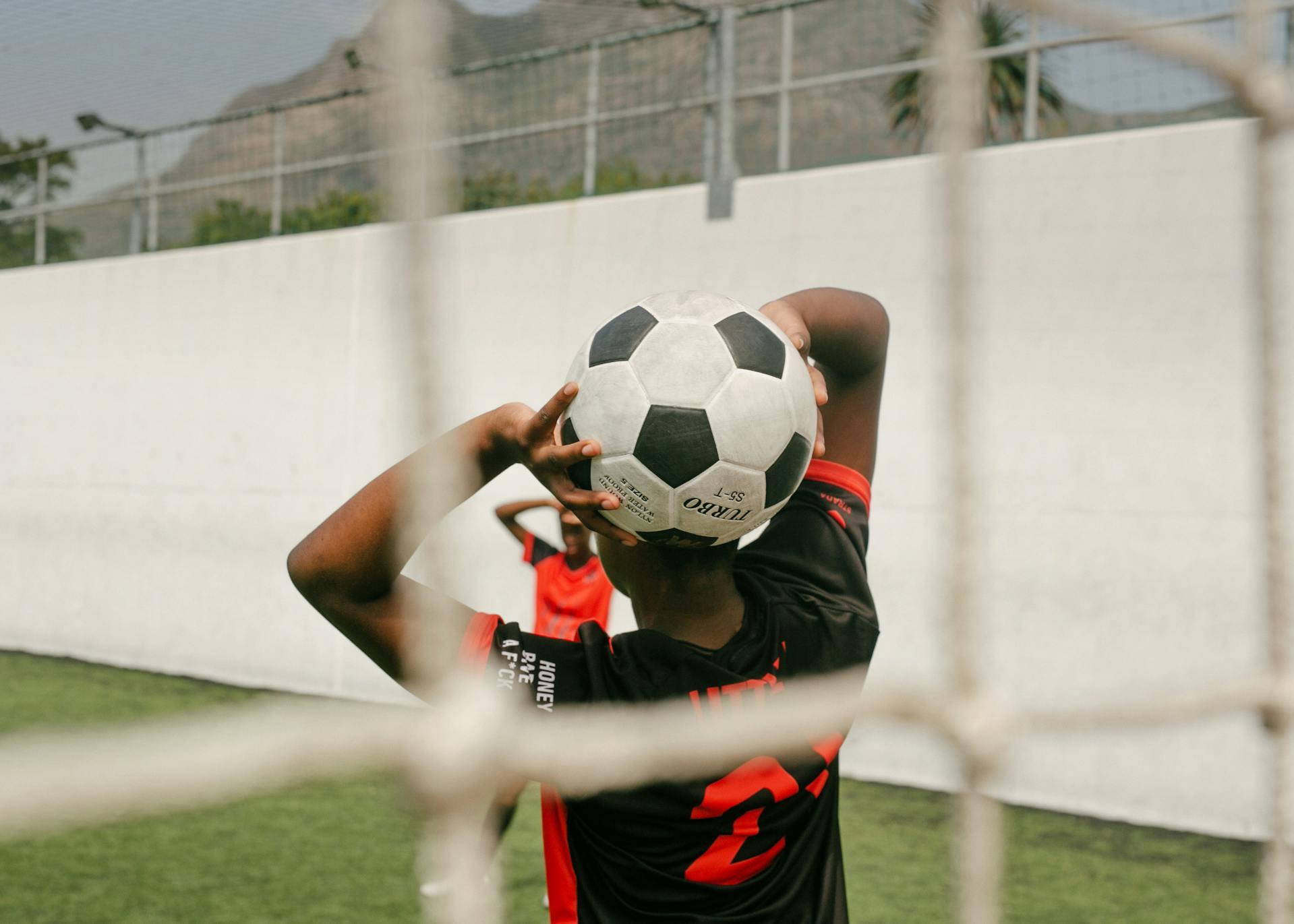 jogador a lançar bola