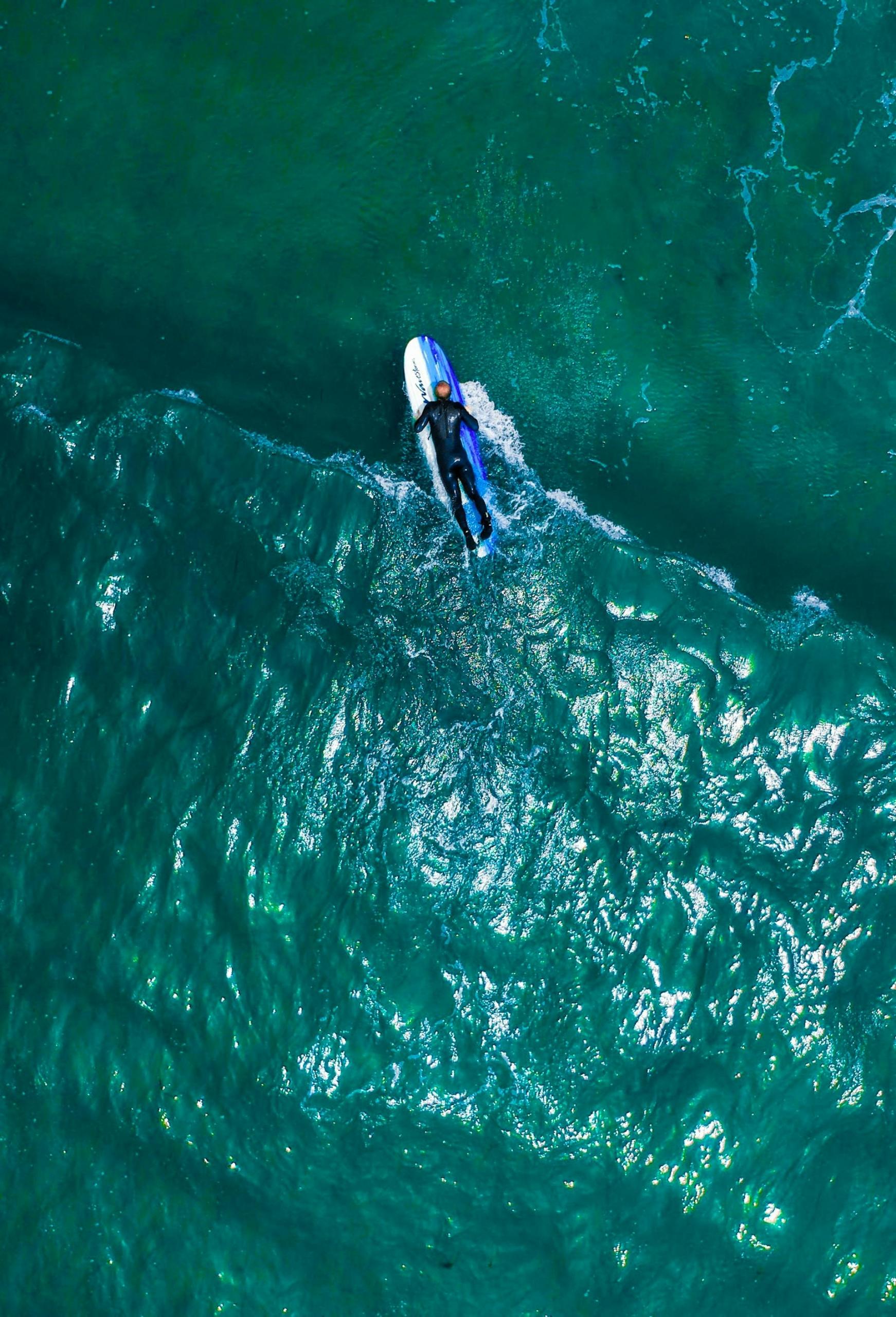 surfista em cima da prancha azul