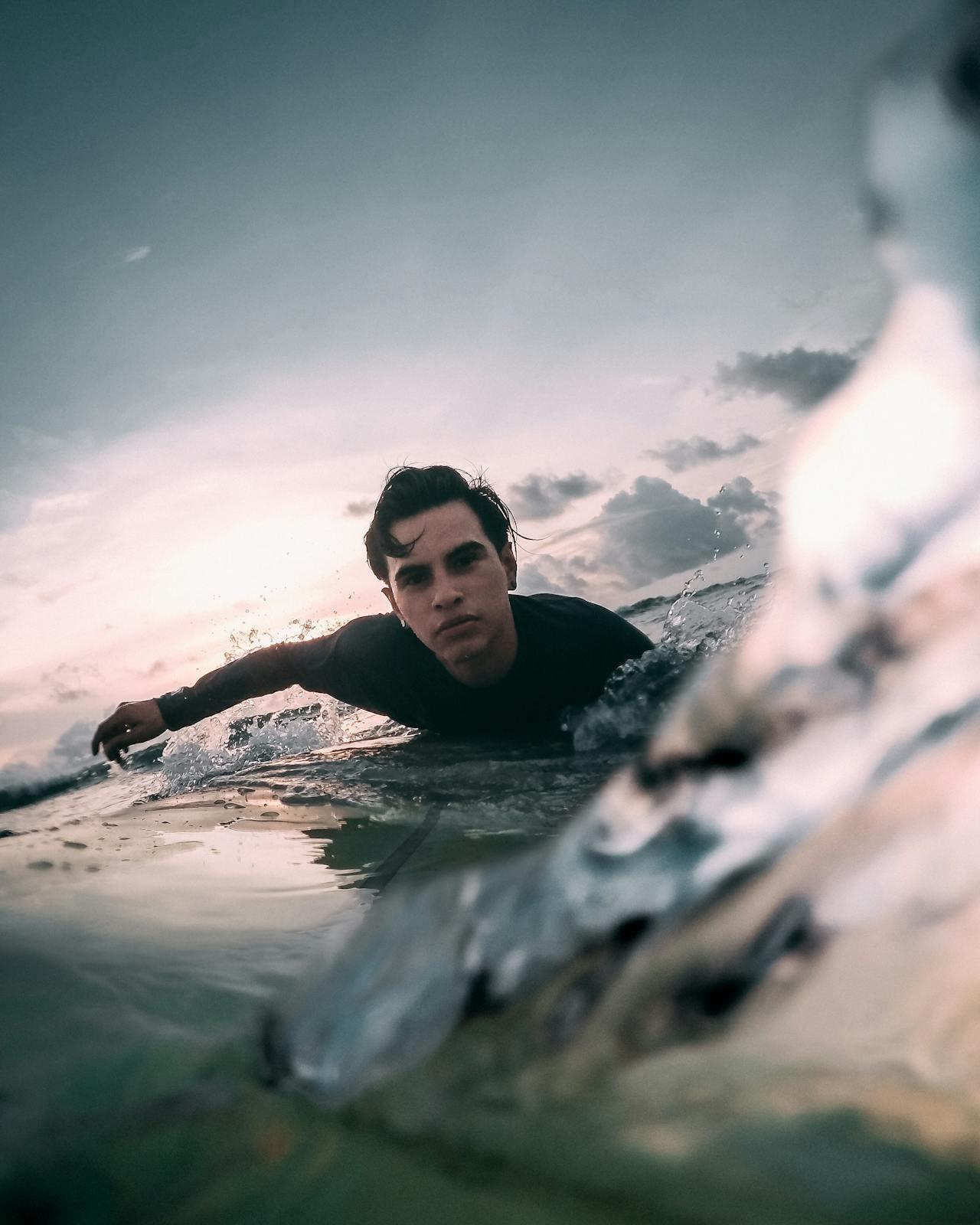 close-up sde surfista na prancha