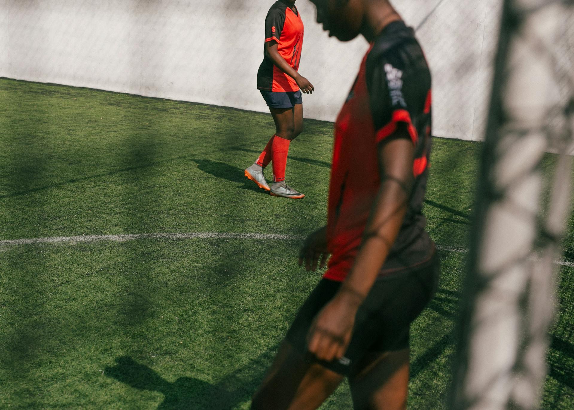 campo de futebol com dois jogadores