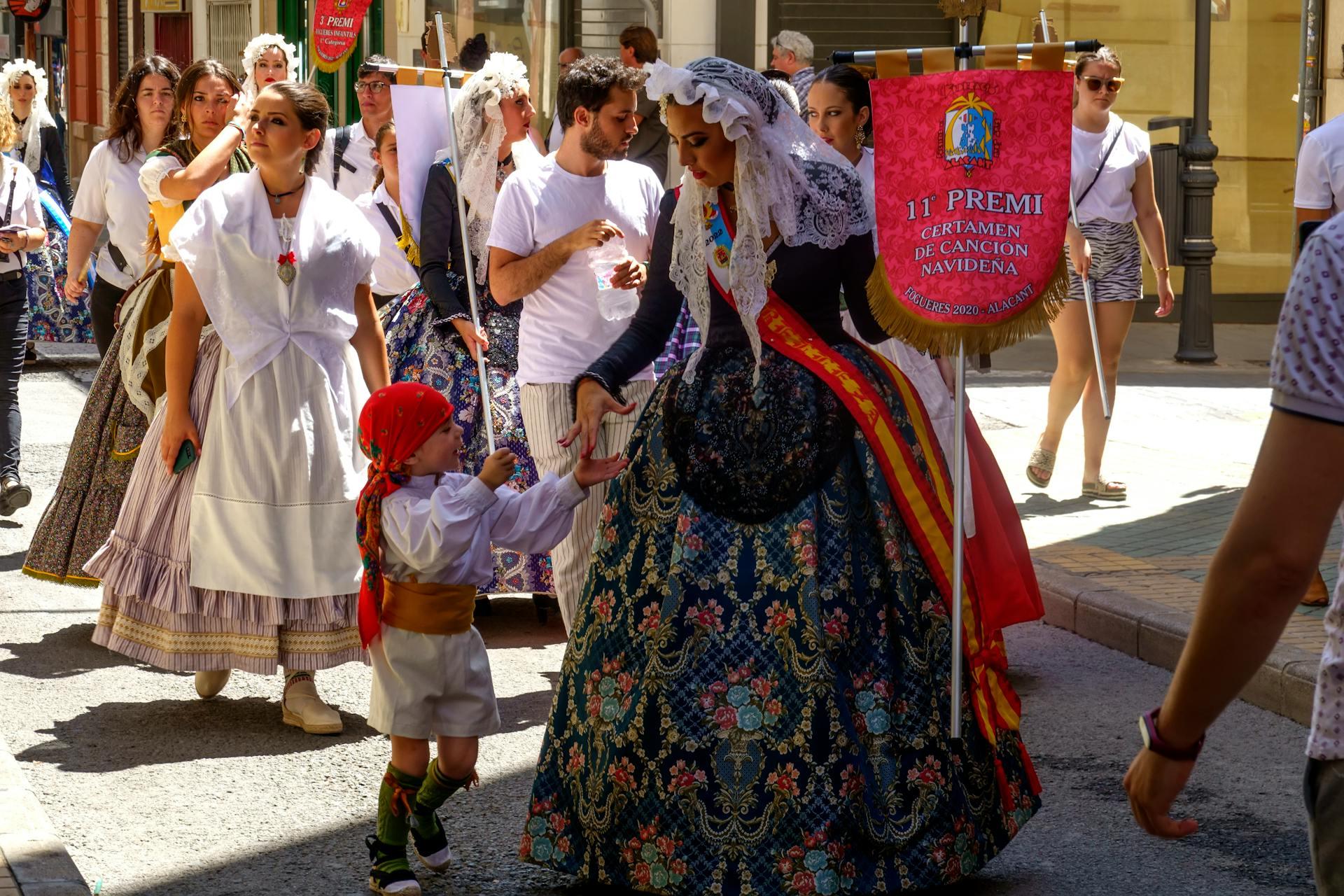 mulheres e criança em roupa tradicional