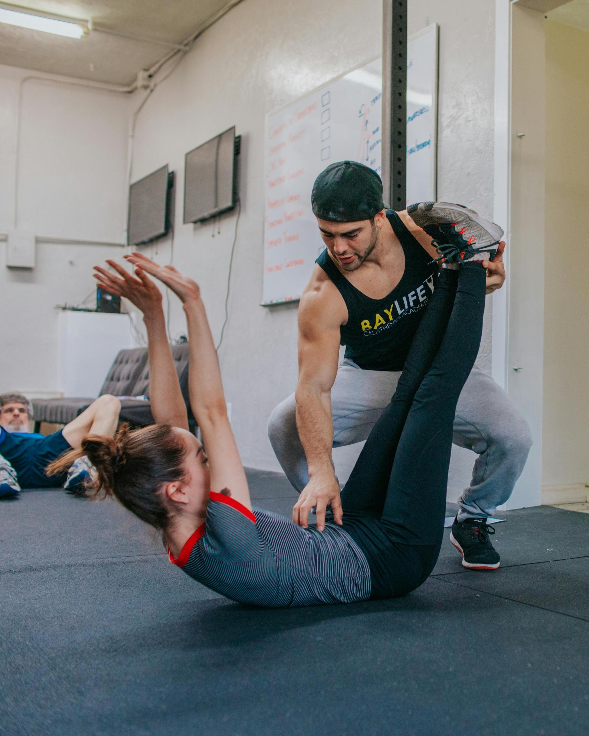personal trainer a ajudar no exercício