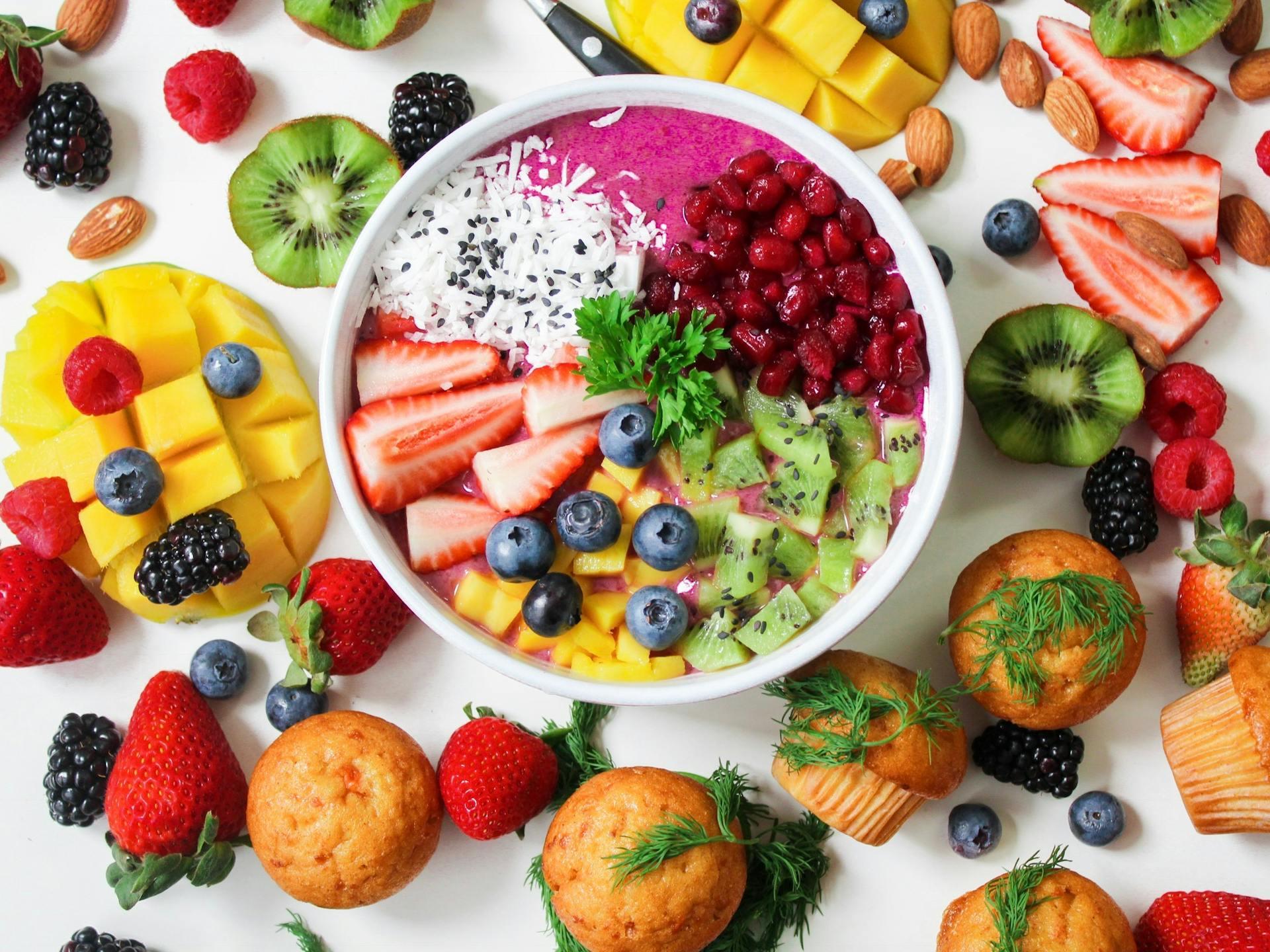 prato com fruta e queques
