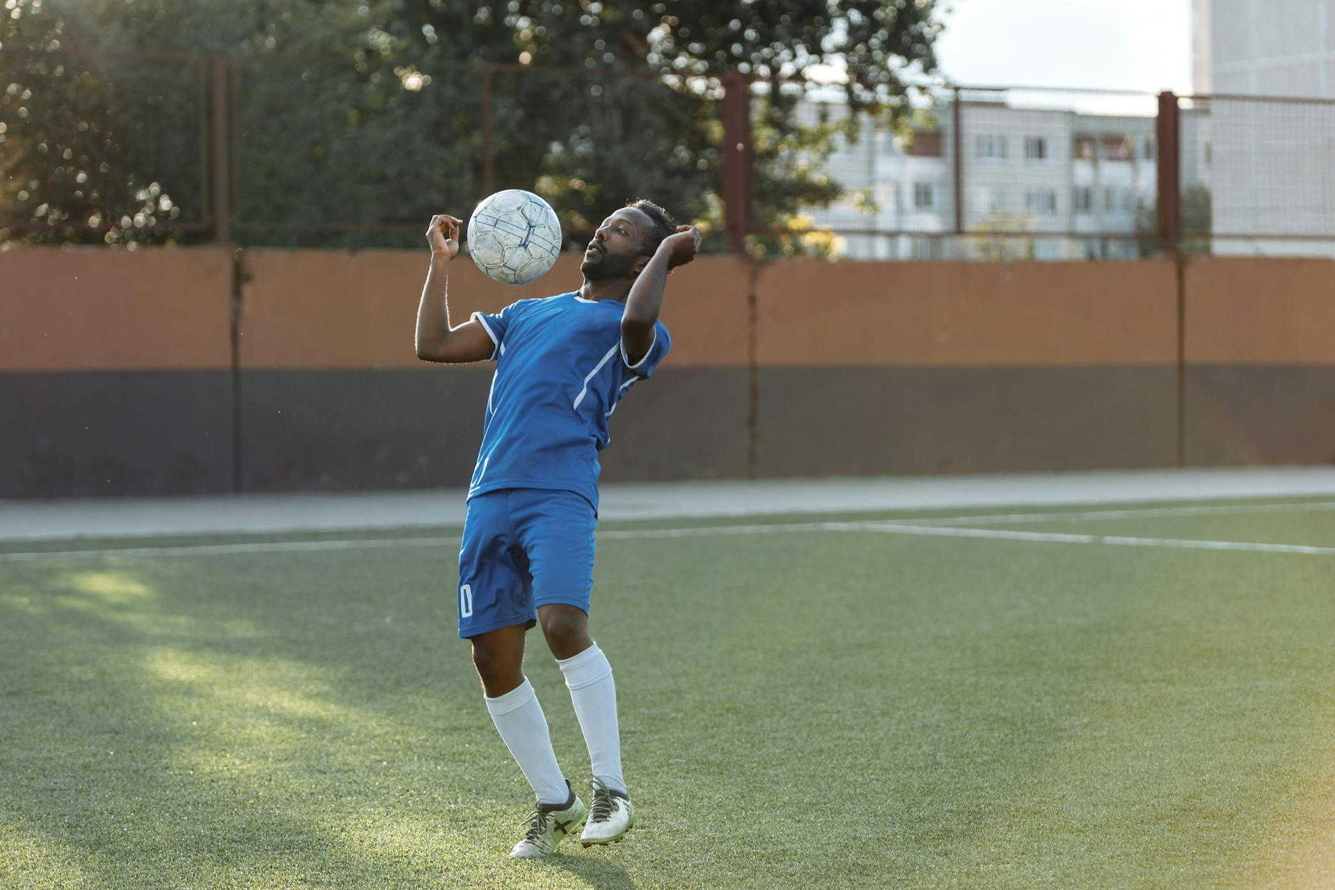 jogador a bater com o peito na bola