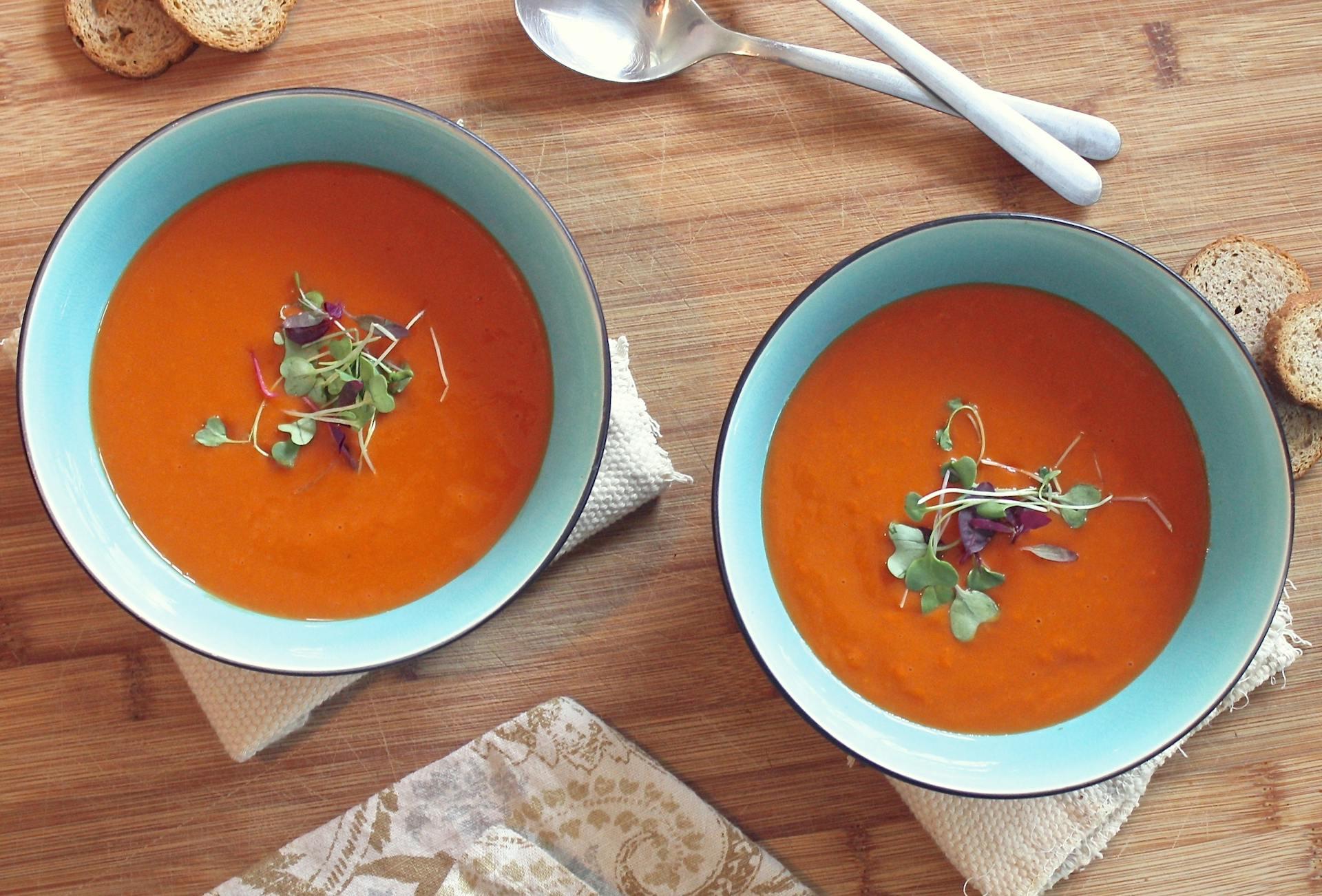 duas tigelas com sopa