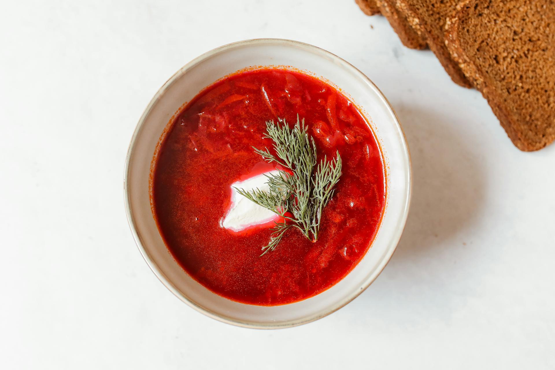 taça com sopa vermelha e iogurte