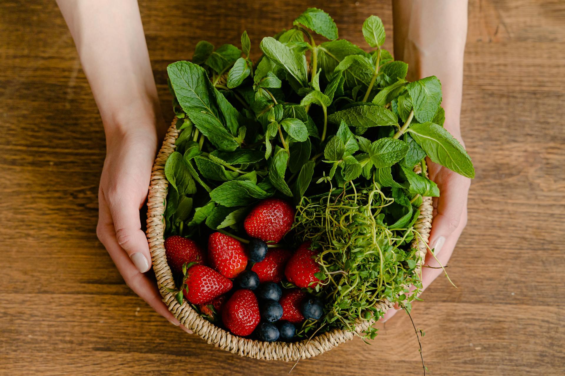 taça com fruta e legumes