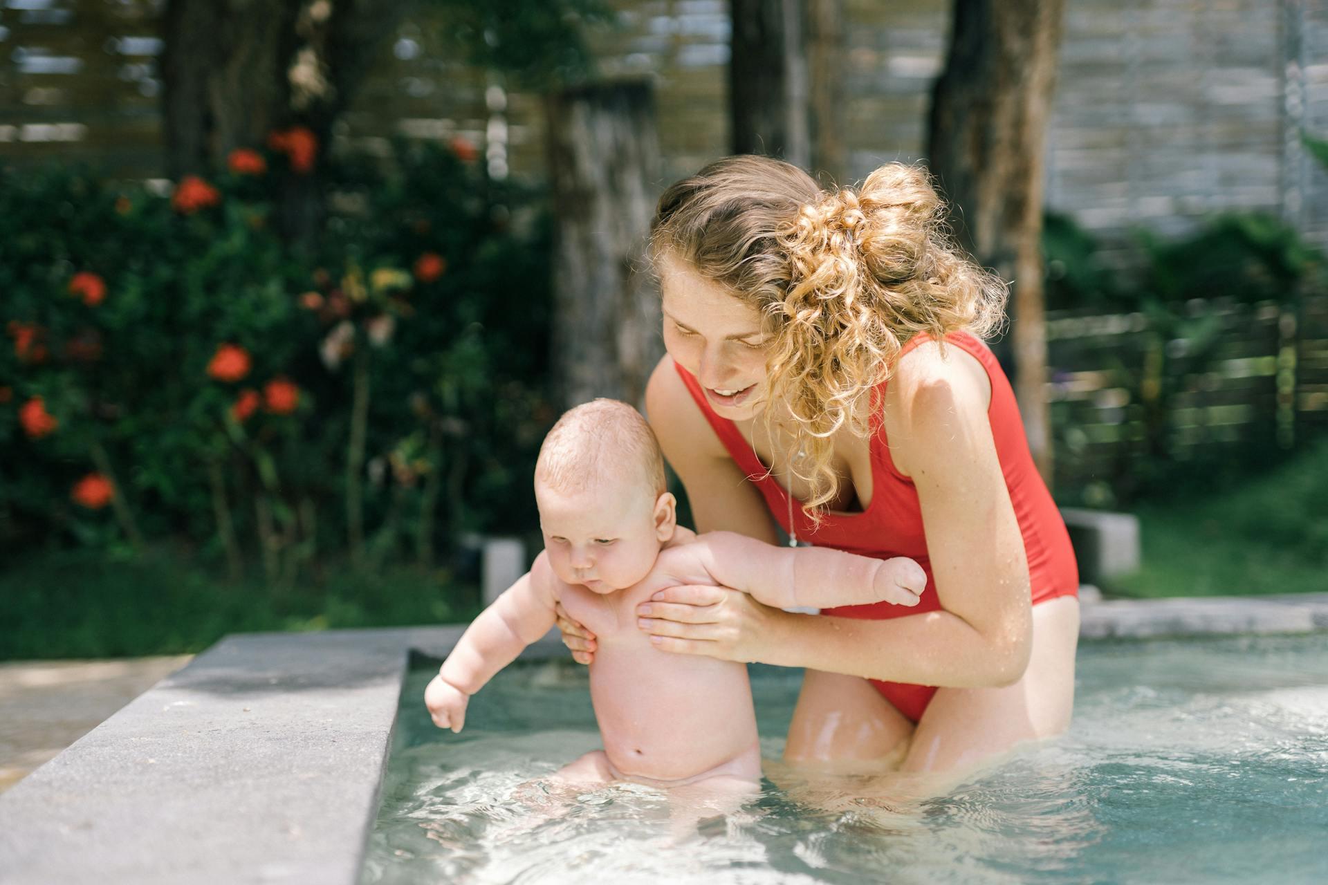 mãe e bebé na piscina