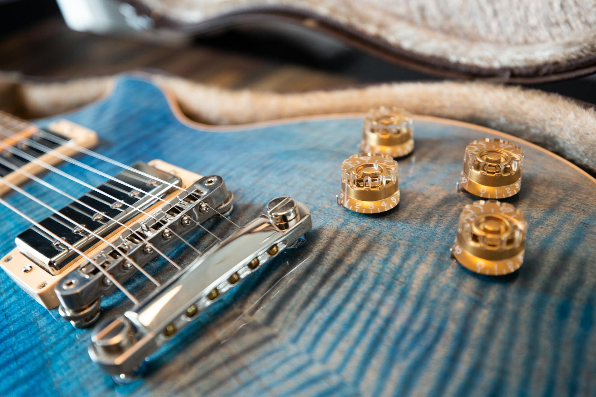 close-up de uma guitarra azul