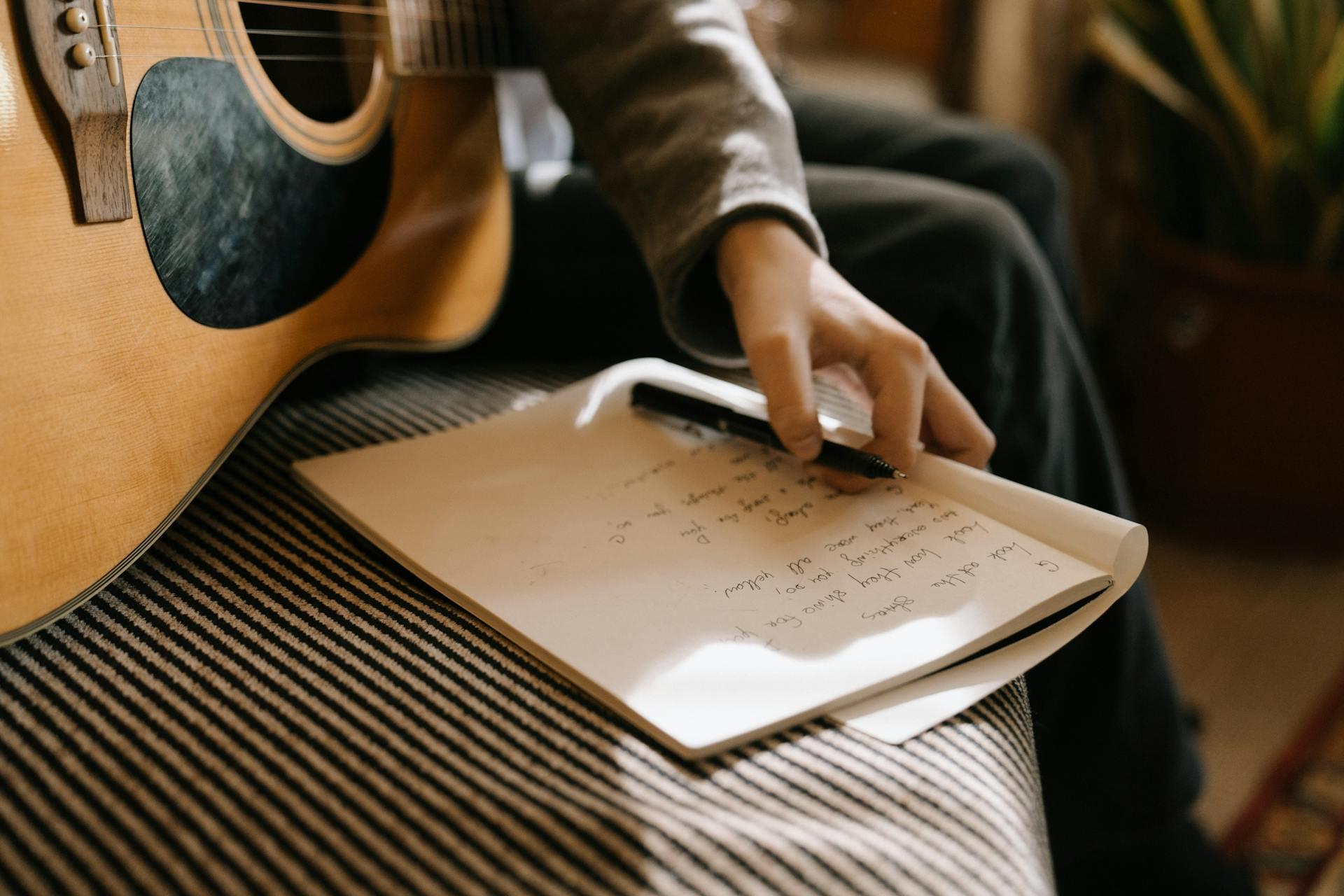 pessoa com caderno e viola