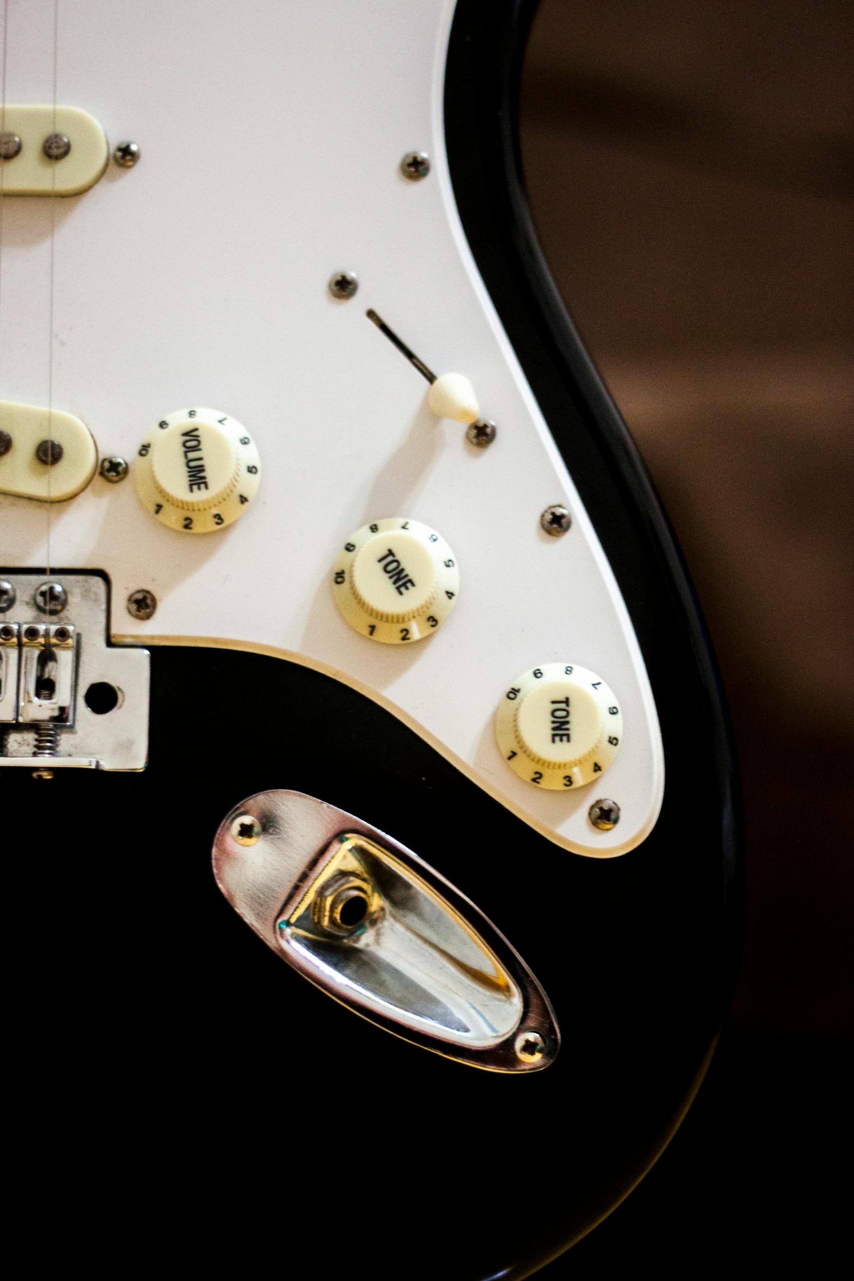 guitarra elétrica preta e branca