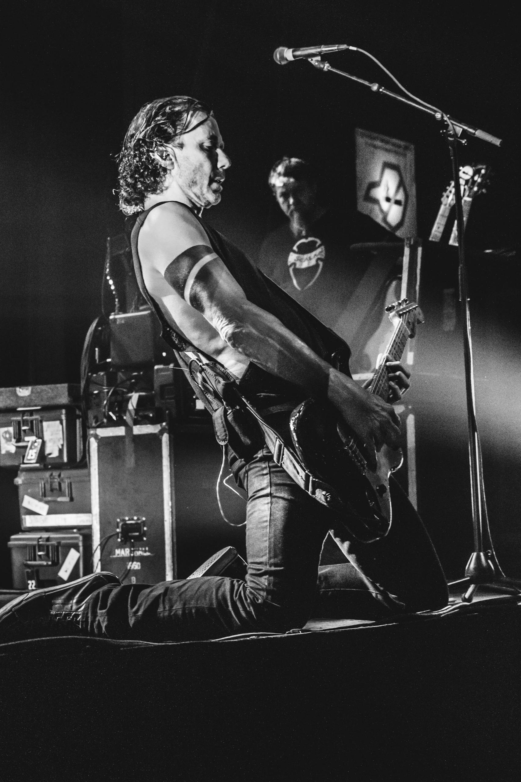 foto de guitarrista a preto e branco