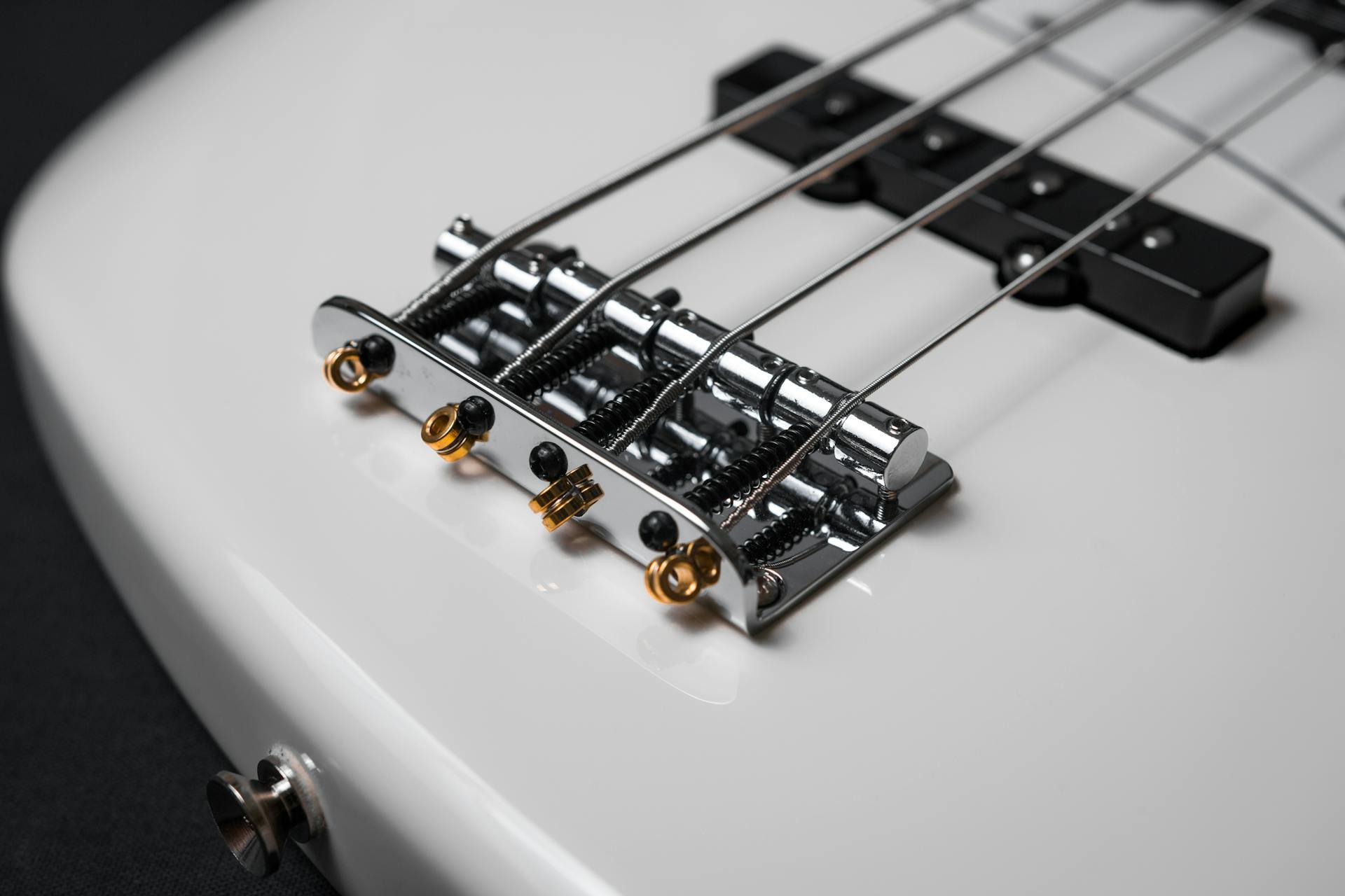 guitarra branca e cordas