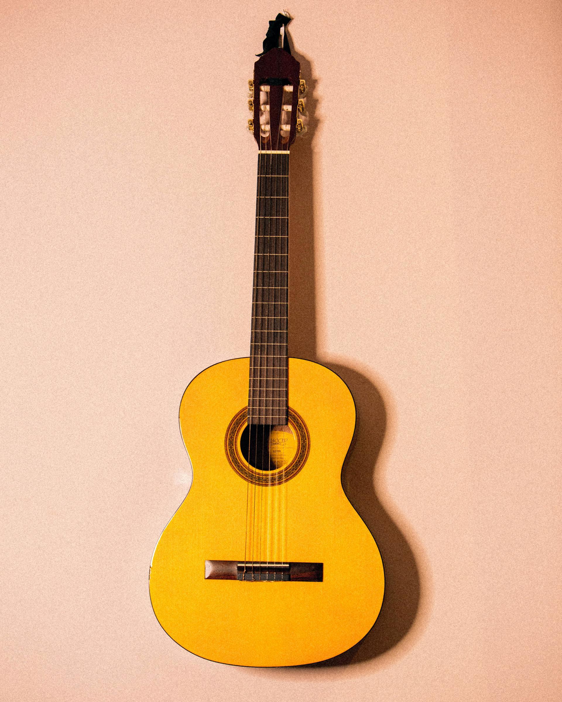 guitarra em fundo rosa