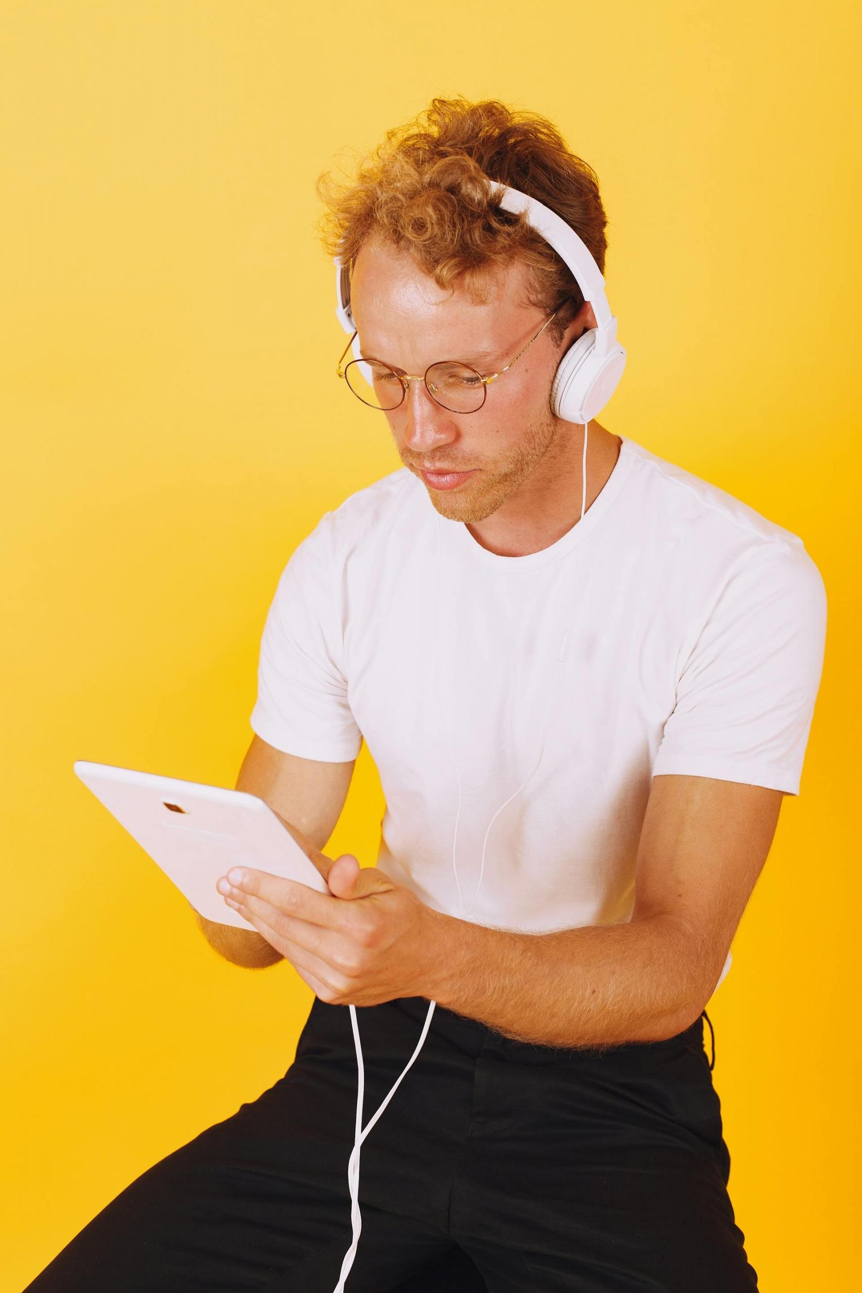 homem com headphones e tablet