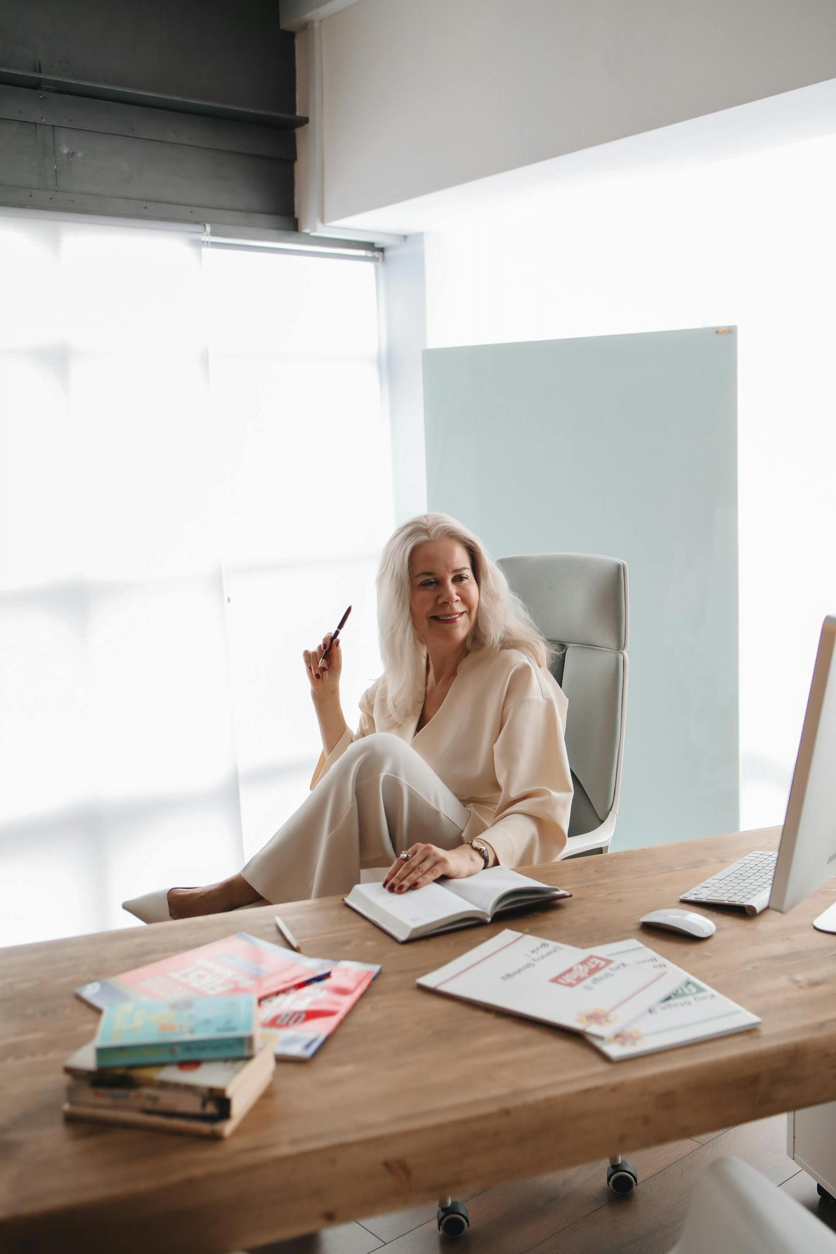 professora em secretária com livros