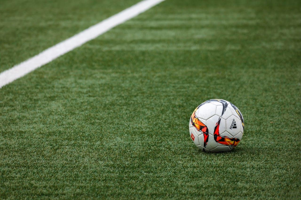 bola de futebol no campo