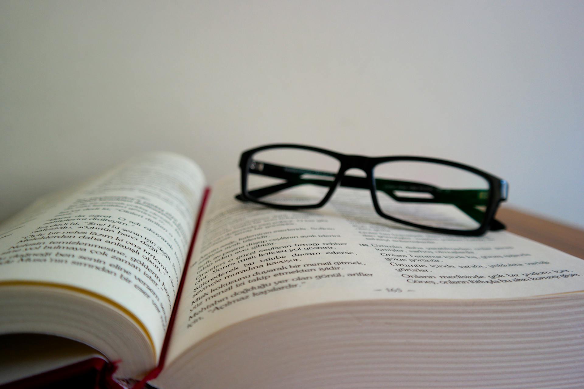 óculos em cima de livro