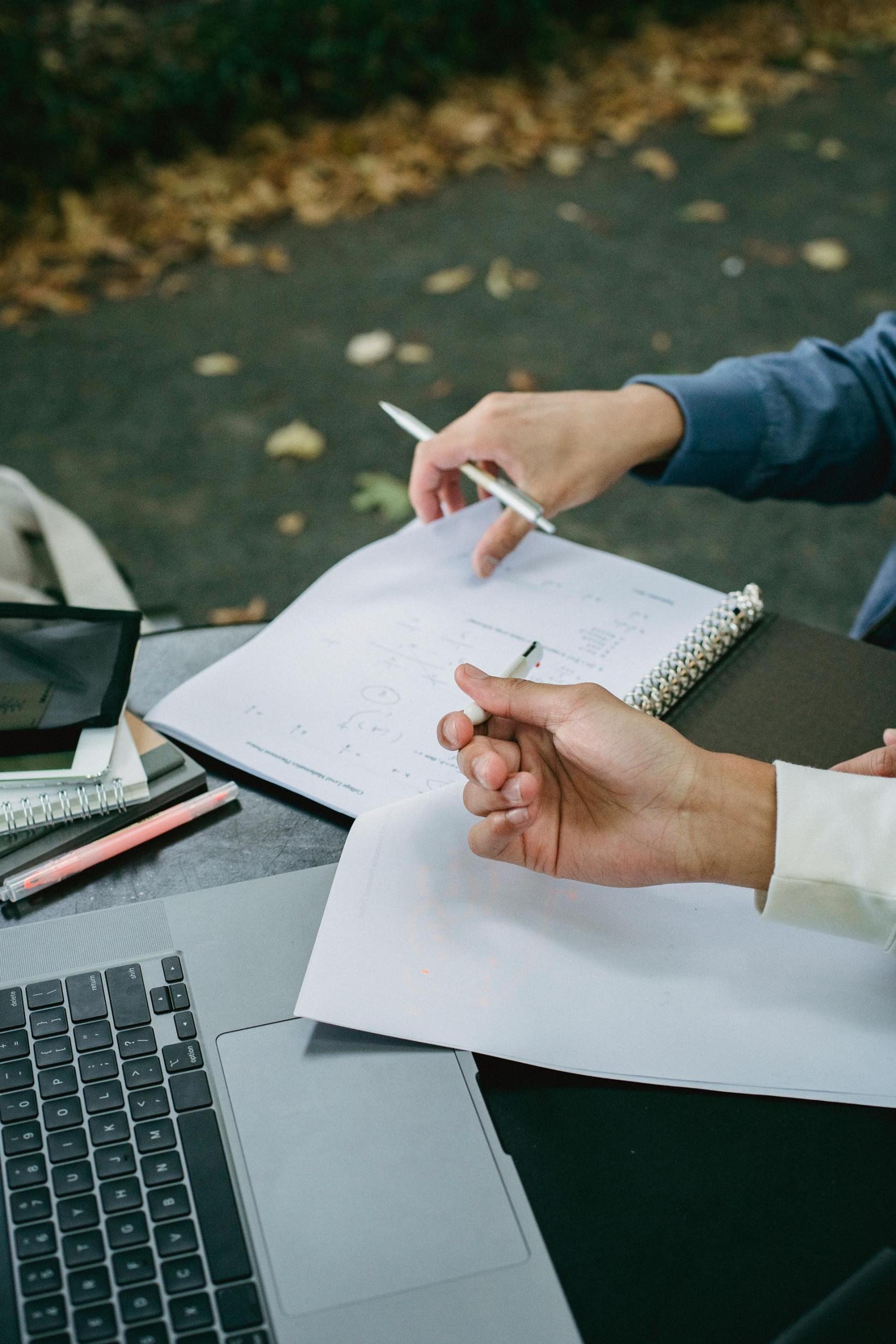 cadernos e folhas com computador