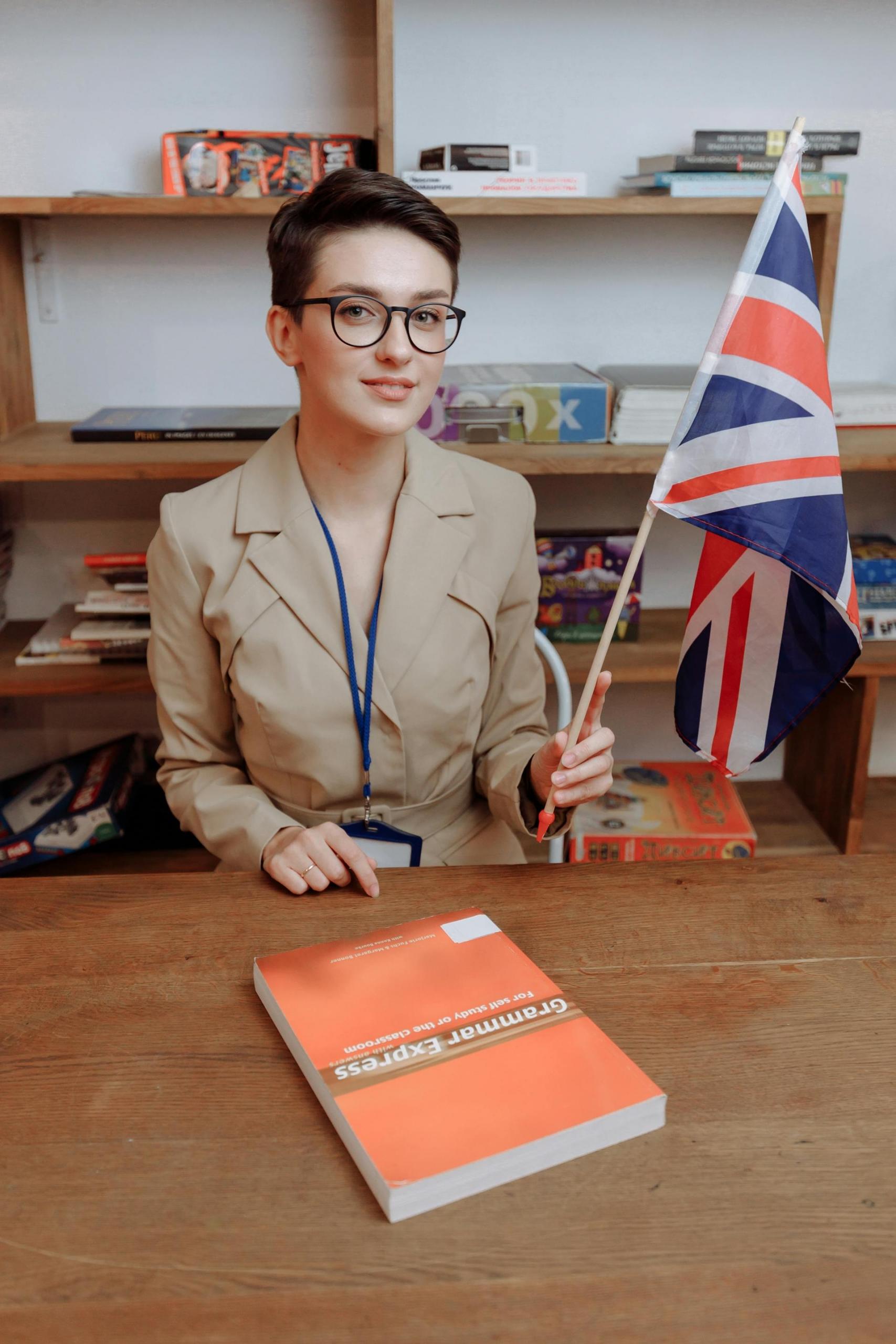 pessoa a segurar bandeira inglesa