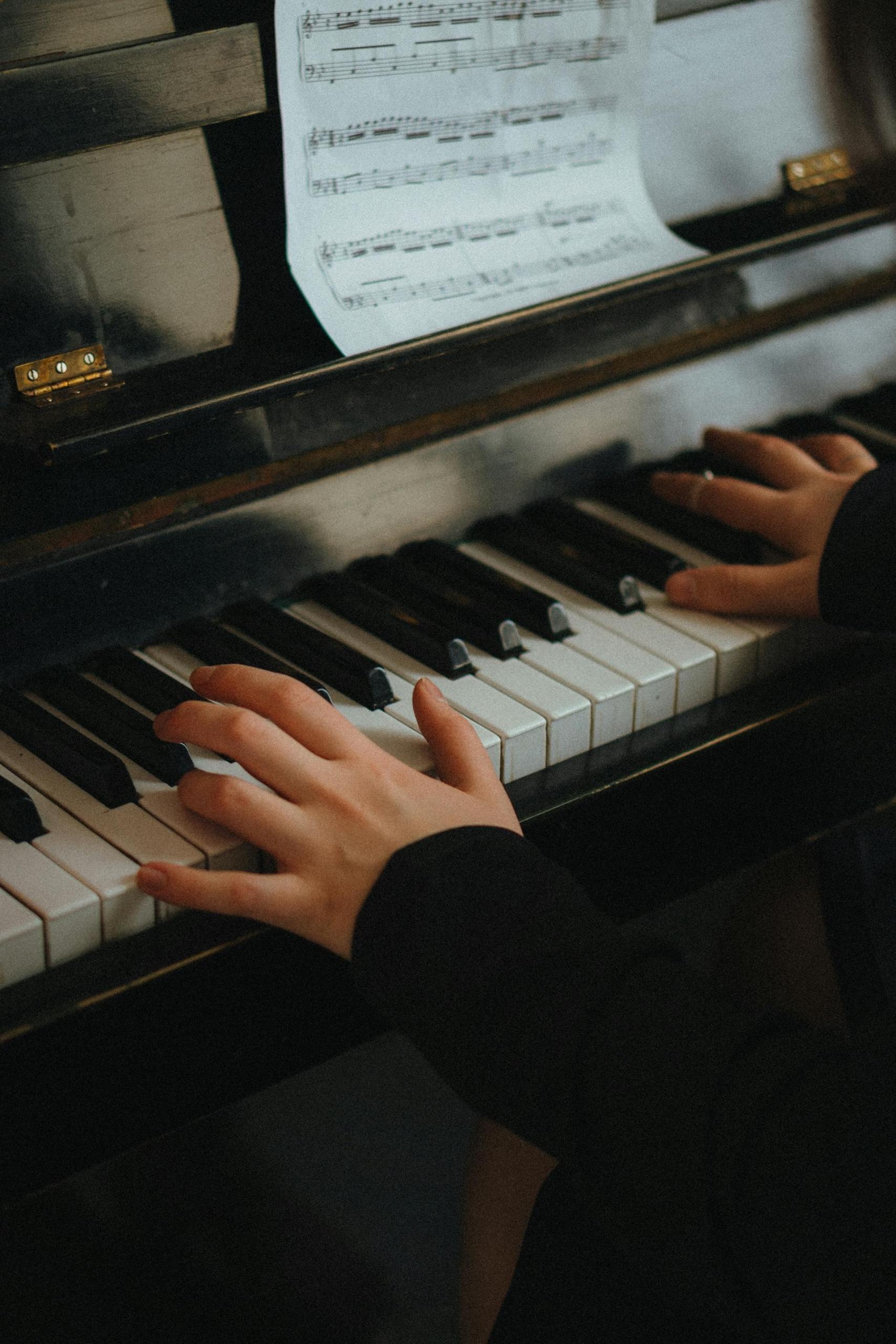 pessoa a tocar em teclado de piano