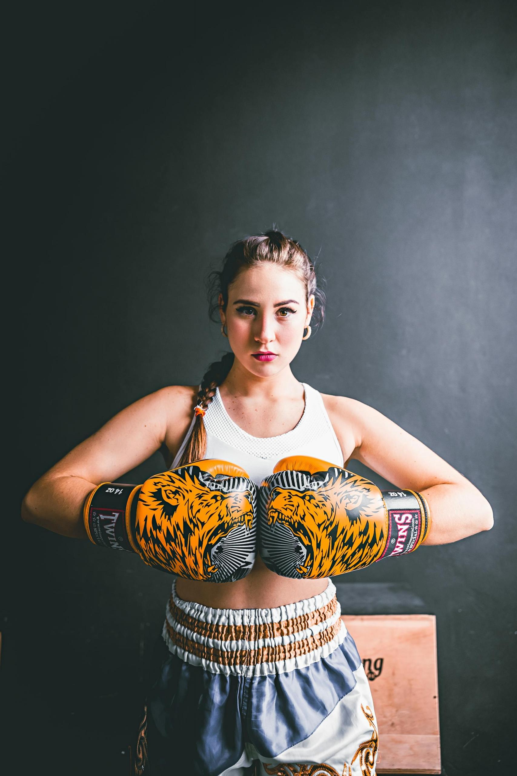 mulher com luvas de boxe em padrão tigre