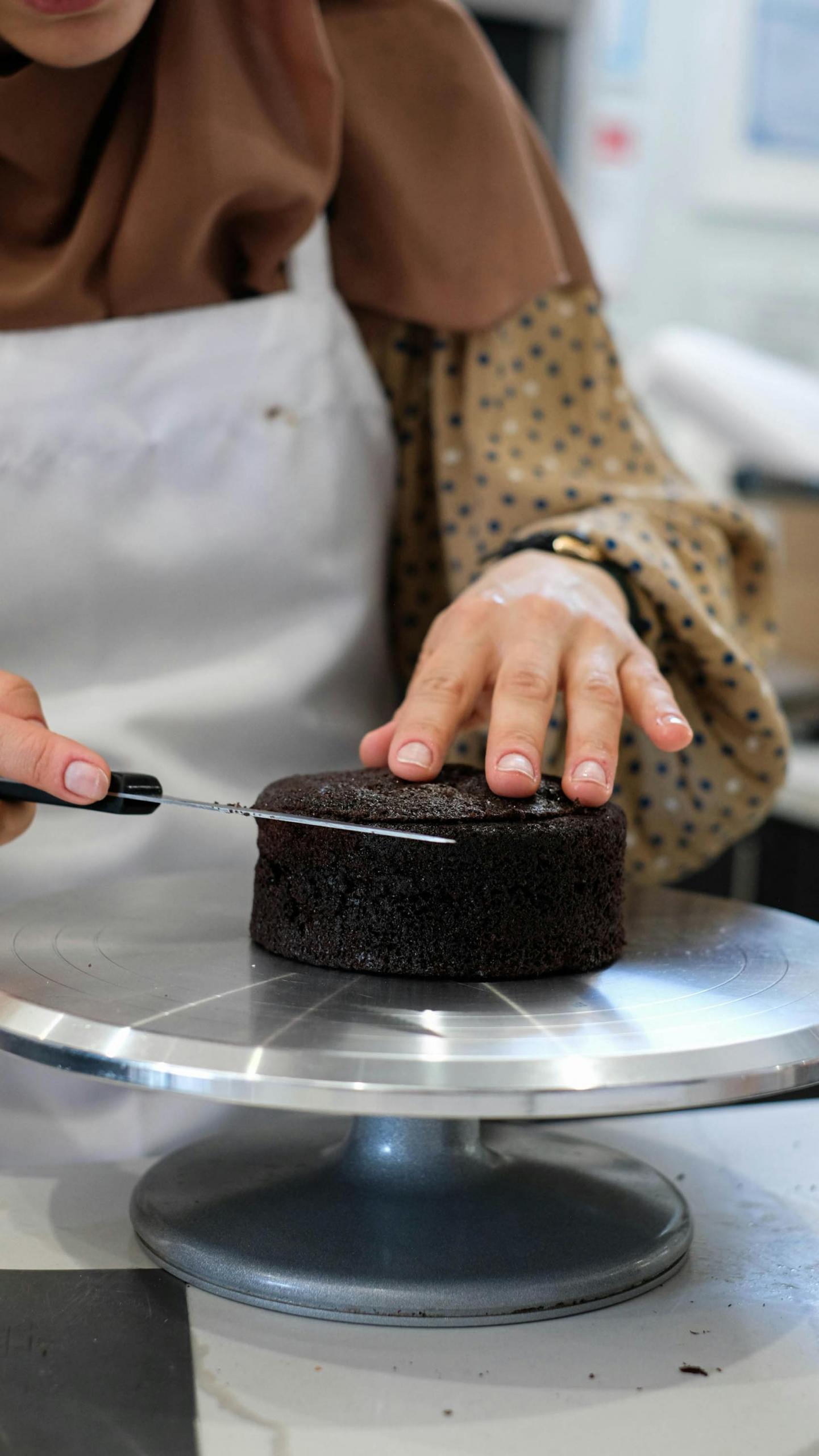 mulher a cortar bolo de chocolate