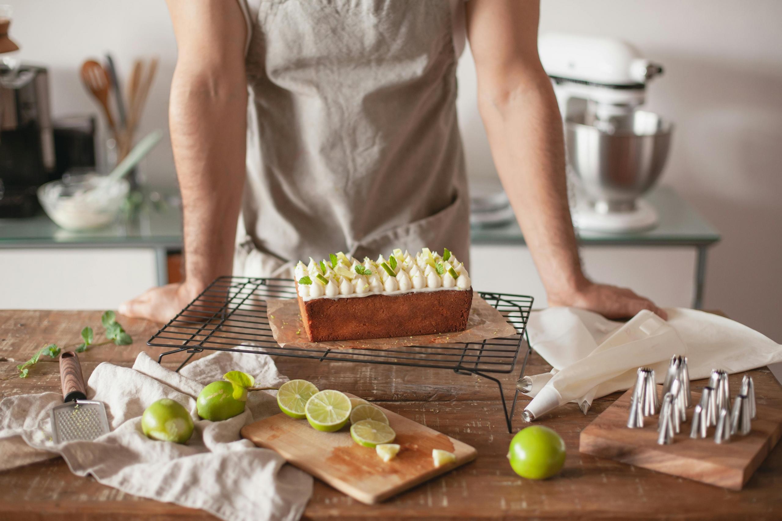 pessoa na cozinha com bolo de lima