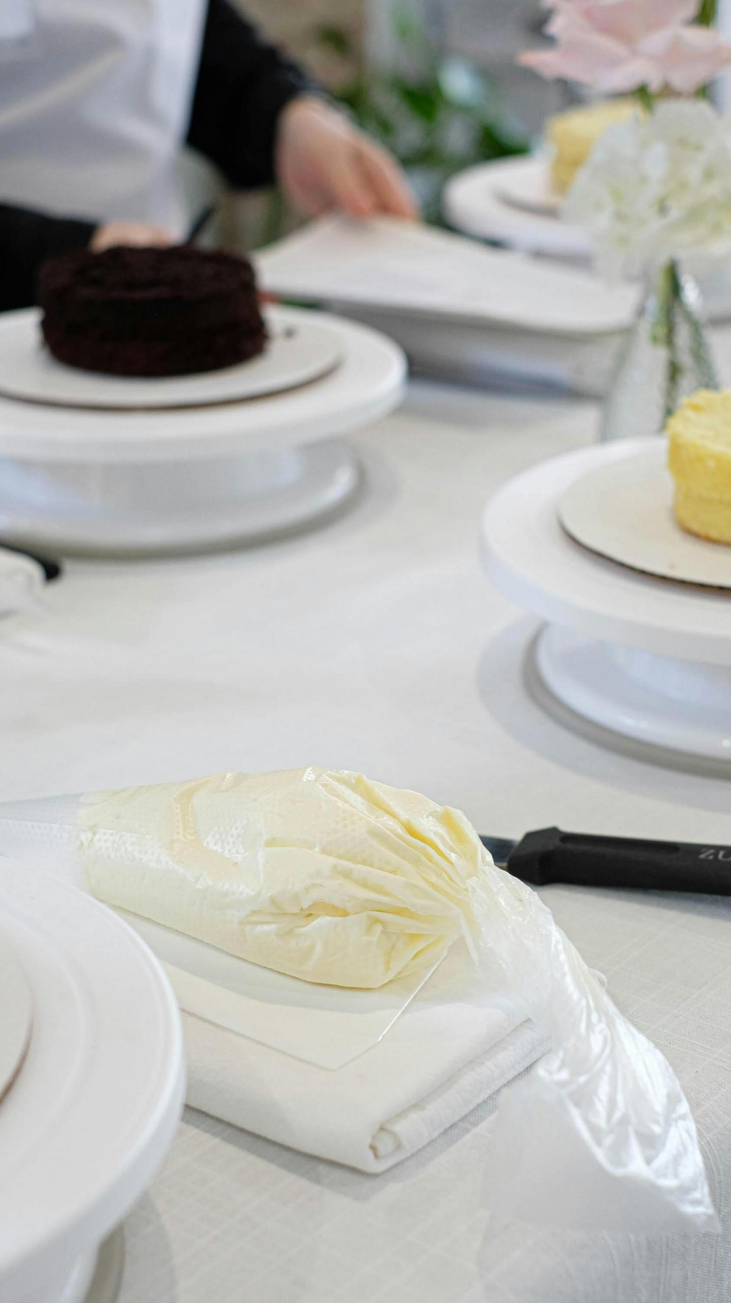 saco de pasteleiro cheio pousado numa mesa