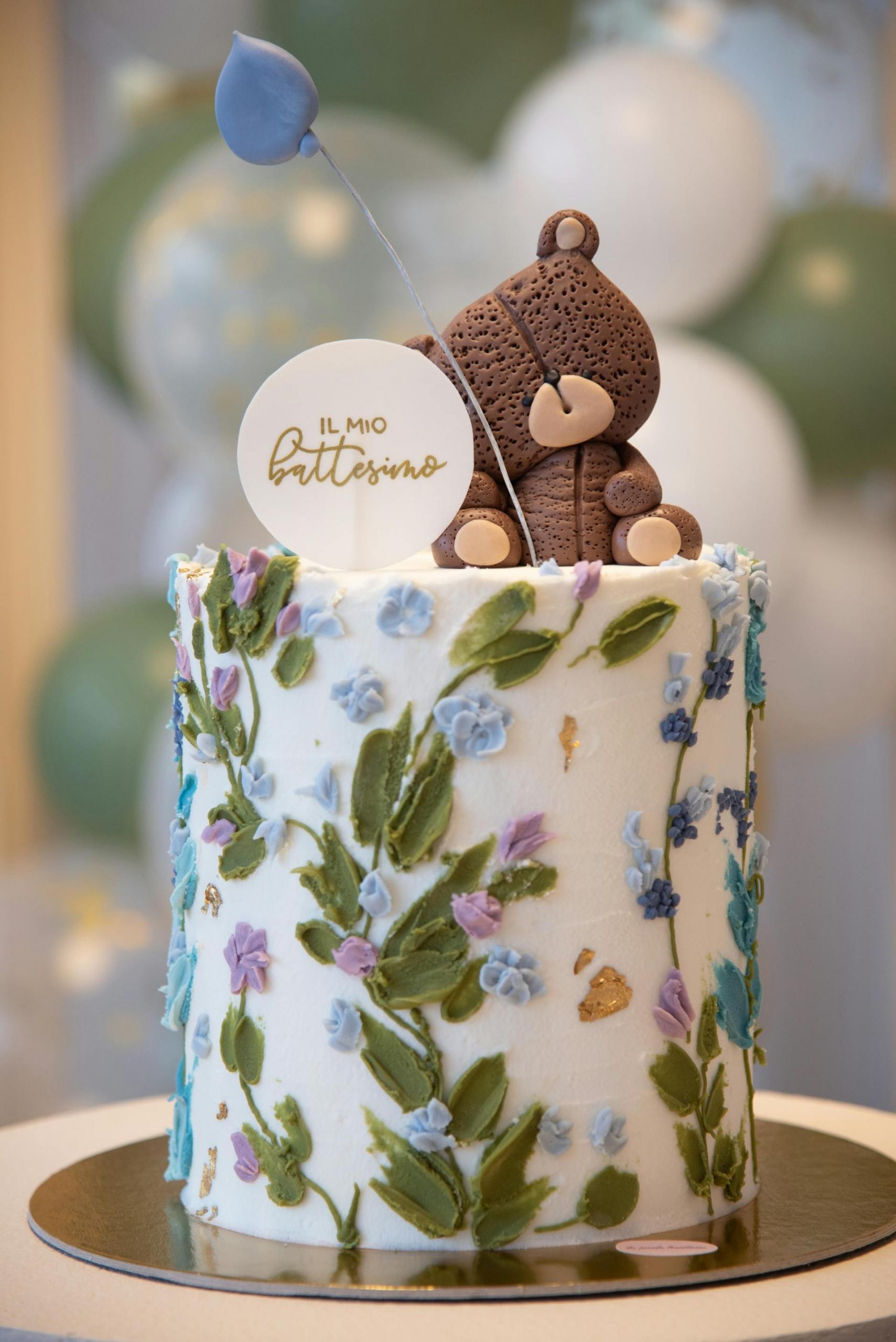 bolo de criança com urso castanho