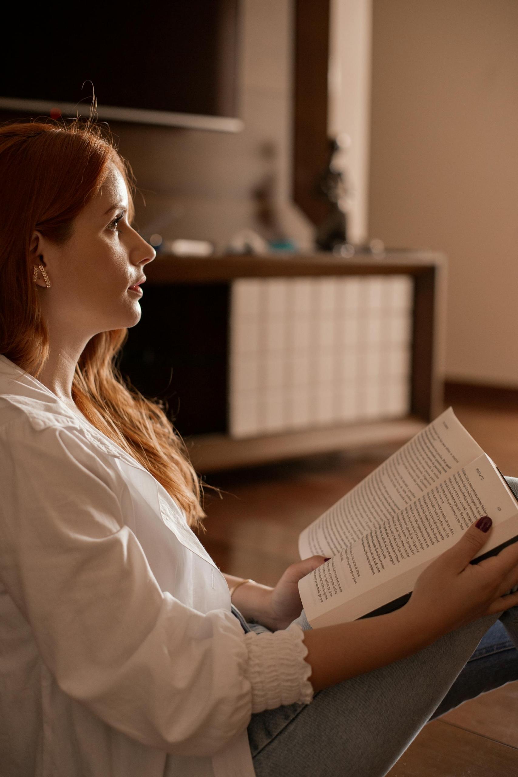 mulher sentada com livro no colo