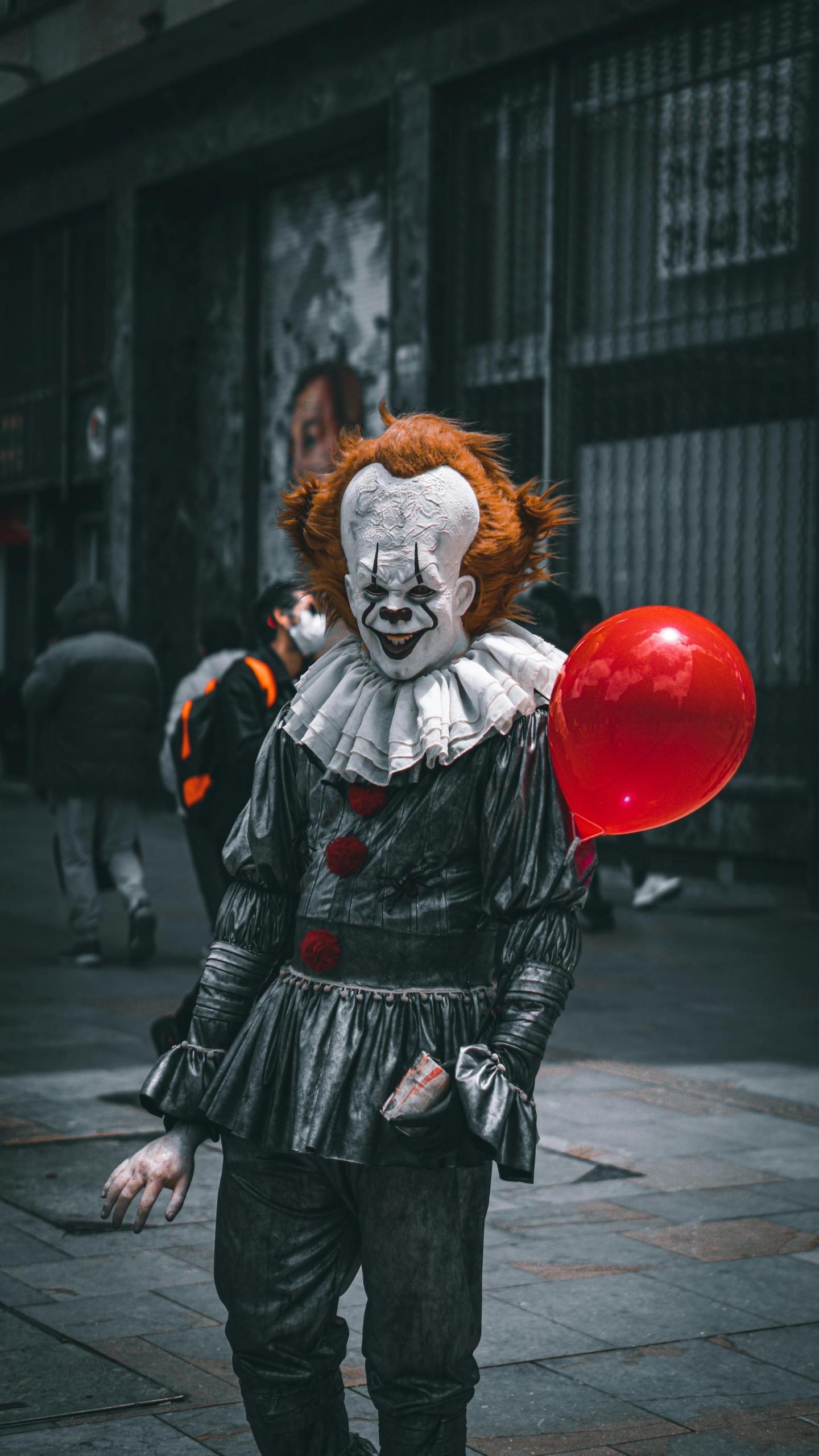 pessoa vestida de pennywise
