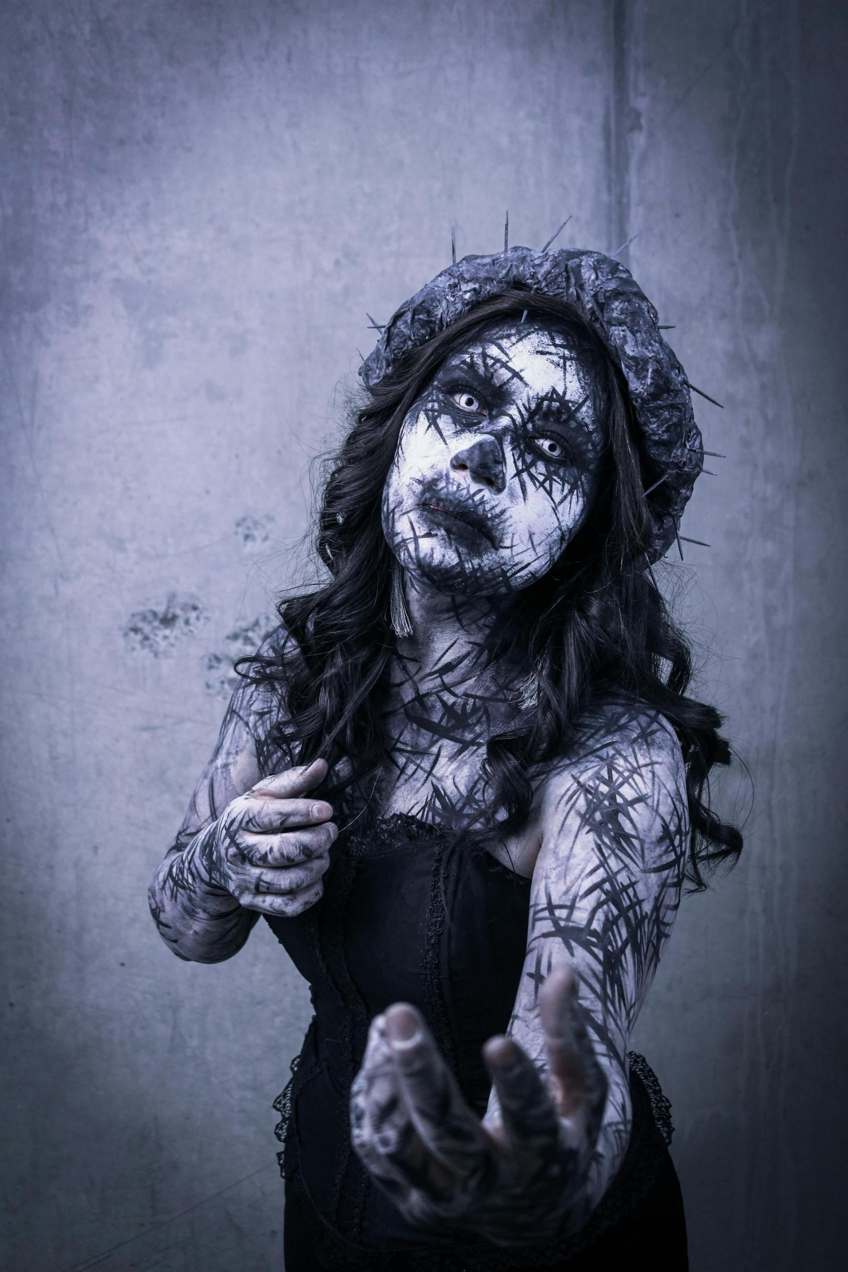 mulher mascarada e pintada