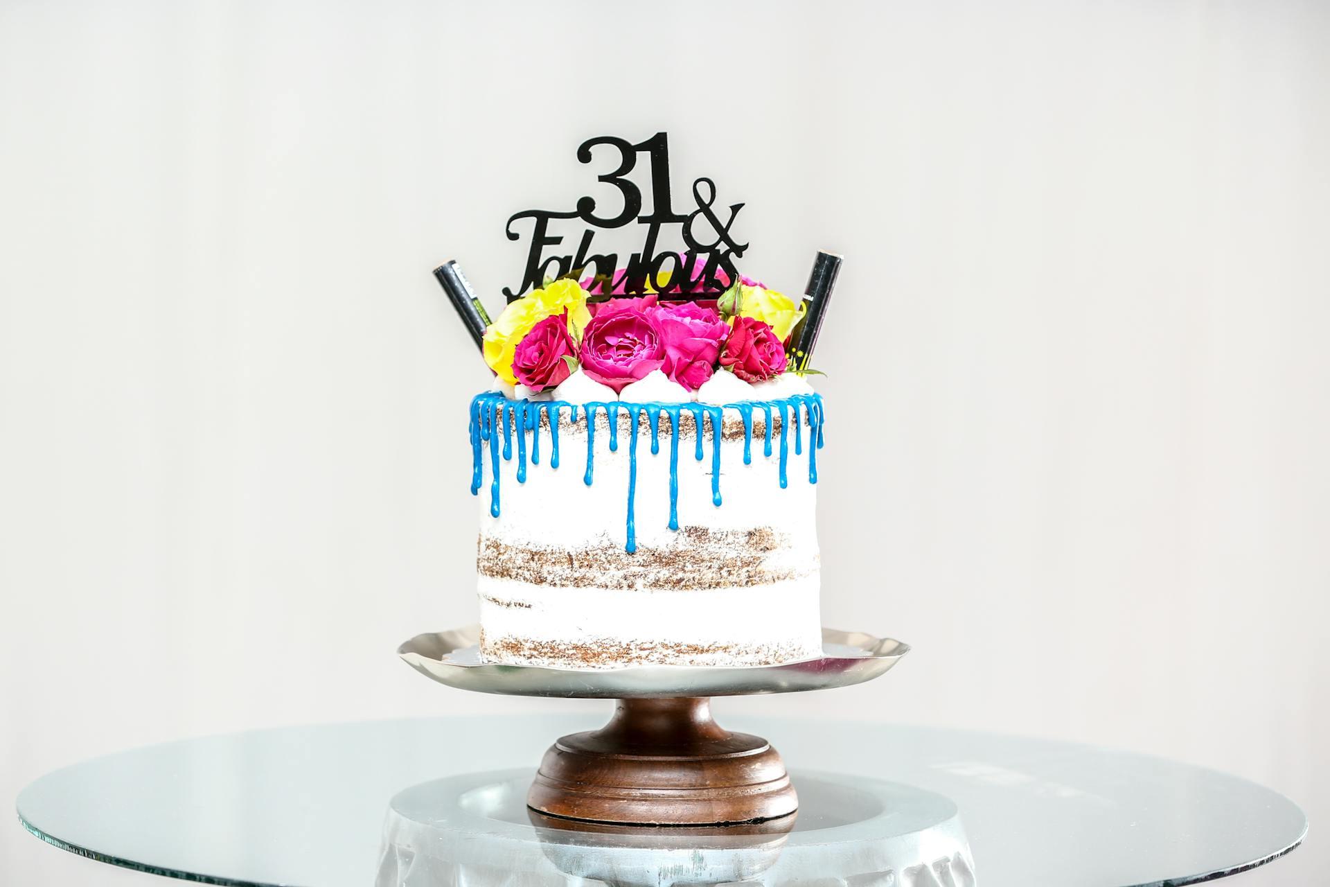 bolo decorado com topper preto