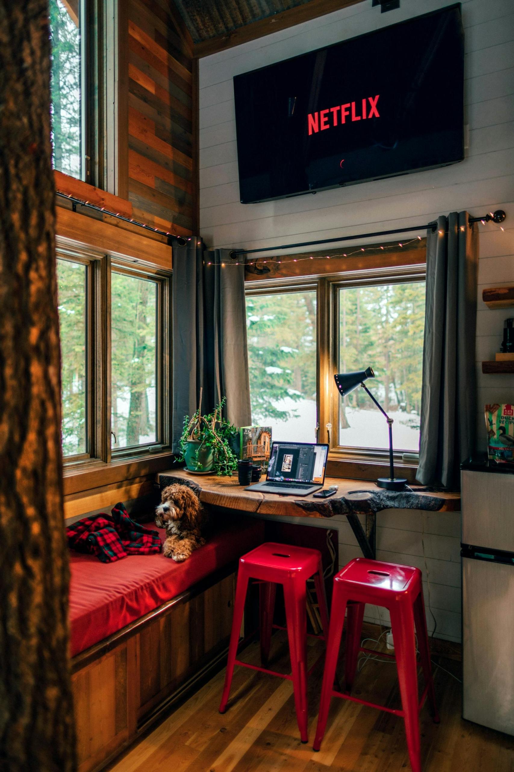 canto de uma casa com televisão com Netflix