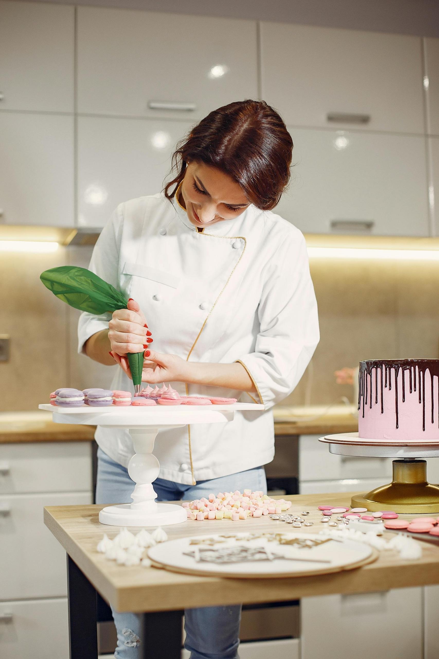 pasteleira a decorar bolos pequenos