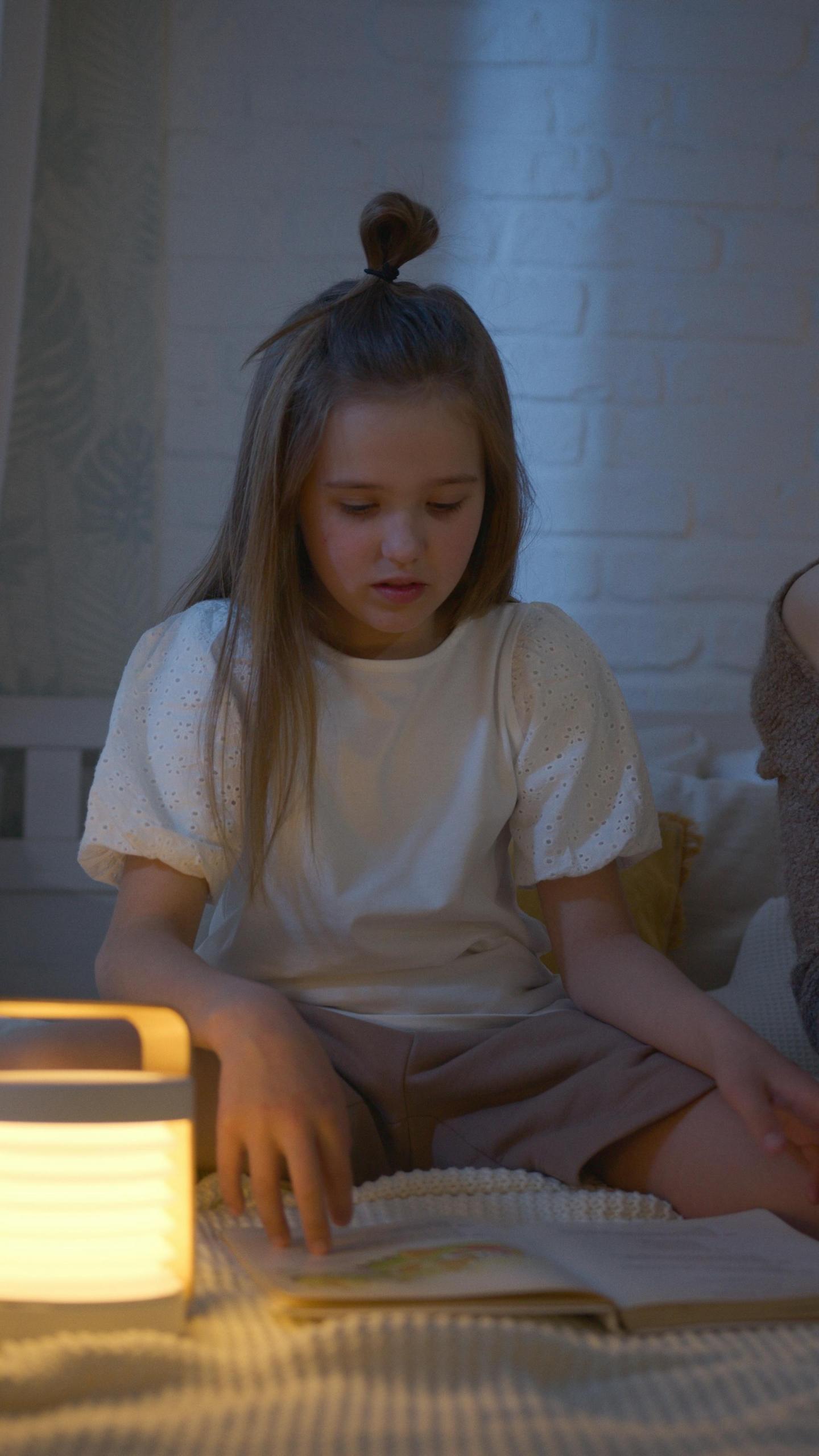 criança a ler com luz de presença