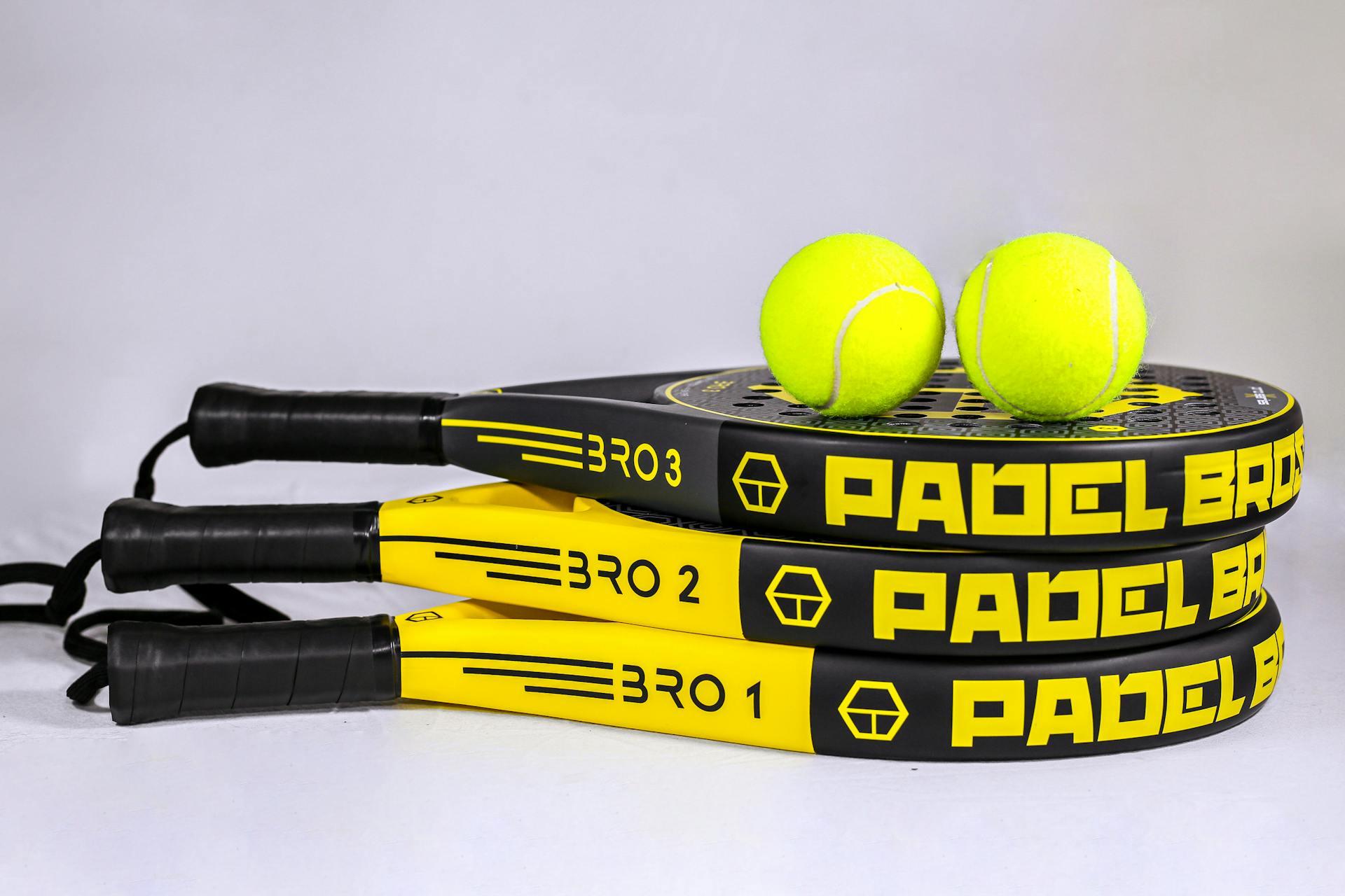 várias raquetes padel empilhadas
